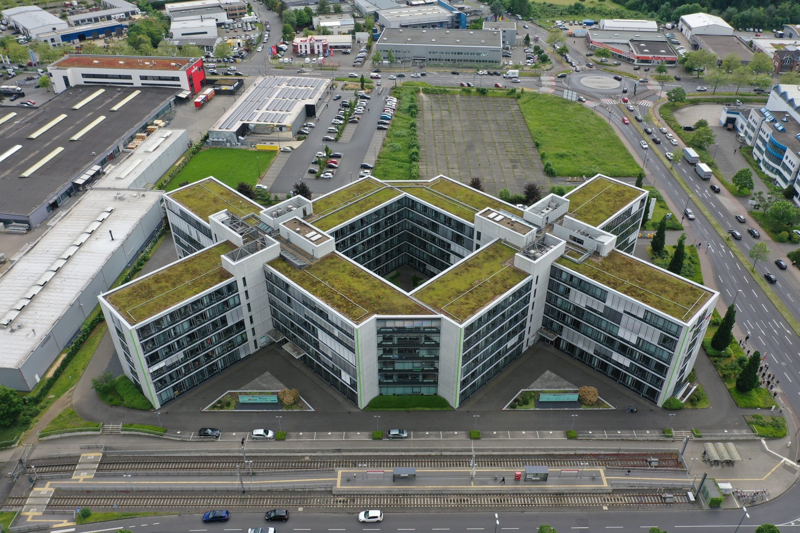 Savills: Luxusuhrenhändler mietet 1.000 m² Bürofläche im Butzweiler Stern in Köln