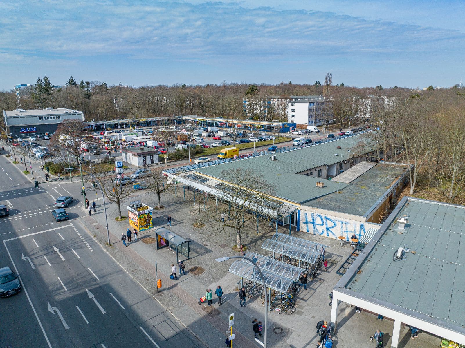 LIVOS Group leases retail space to Berlin supermarket chain Eurogida in the local shopping center at Britz-Süd underground station
