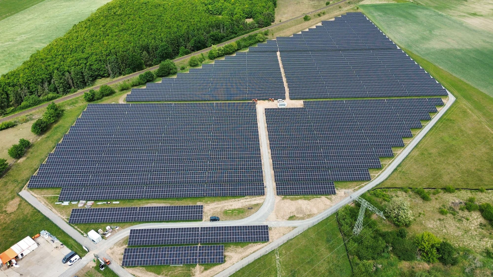 Quadoro & EB-SIM investieren in zwei Solarparks – Erfolgreicher Start für Artikel-9-Fonds Quadoro Erneuerbare Energien Europa