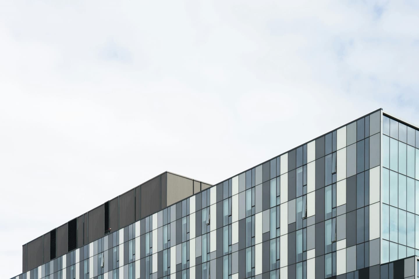 Savills: European prime office yields harden as buyers return to markets