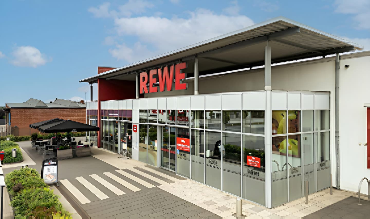 Local shopping centre in Beckum: Dr. Peters Group succeeds in early extension of lease agreement by at least 12 years with REWE