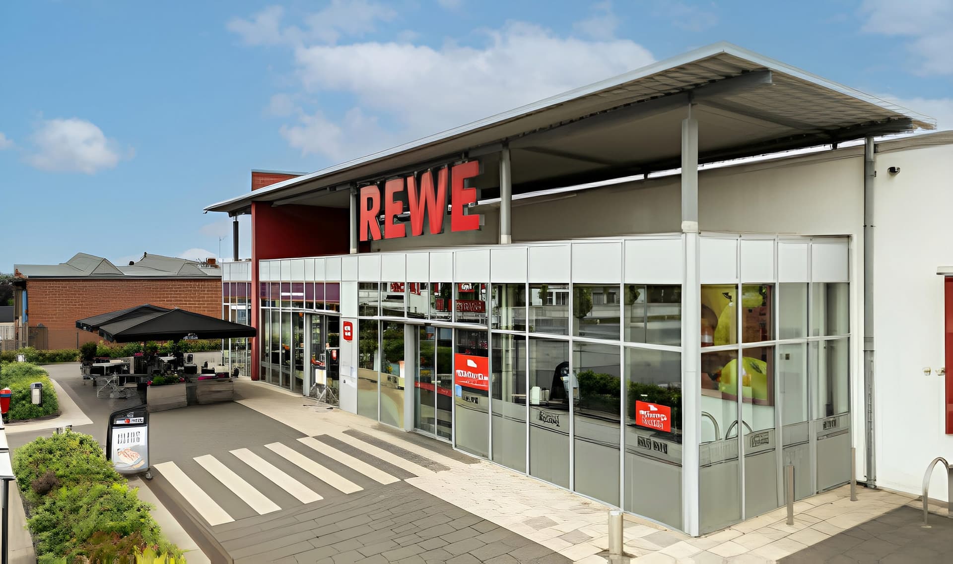 Local shopping centre in Beckum: Dr. Peters Group succeeds in early extension of lease agreement by at least 12 years with REWE