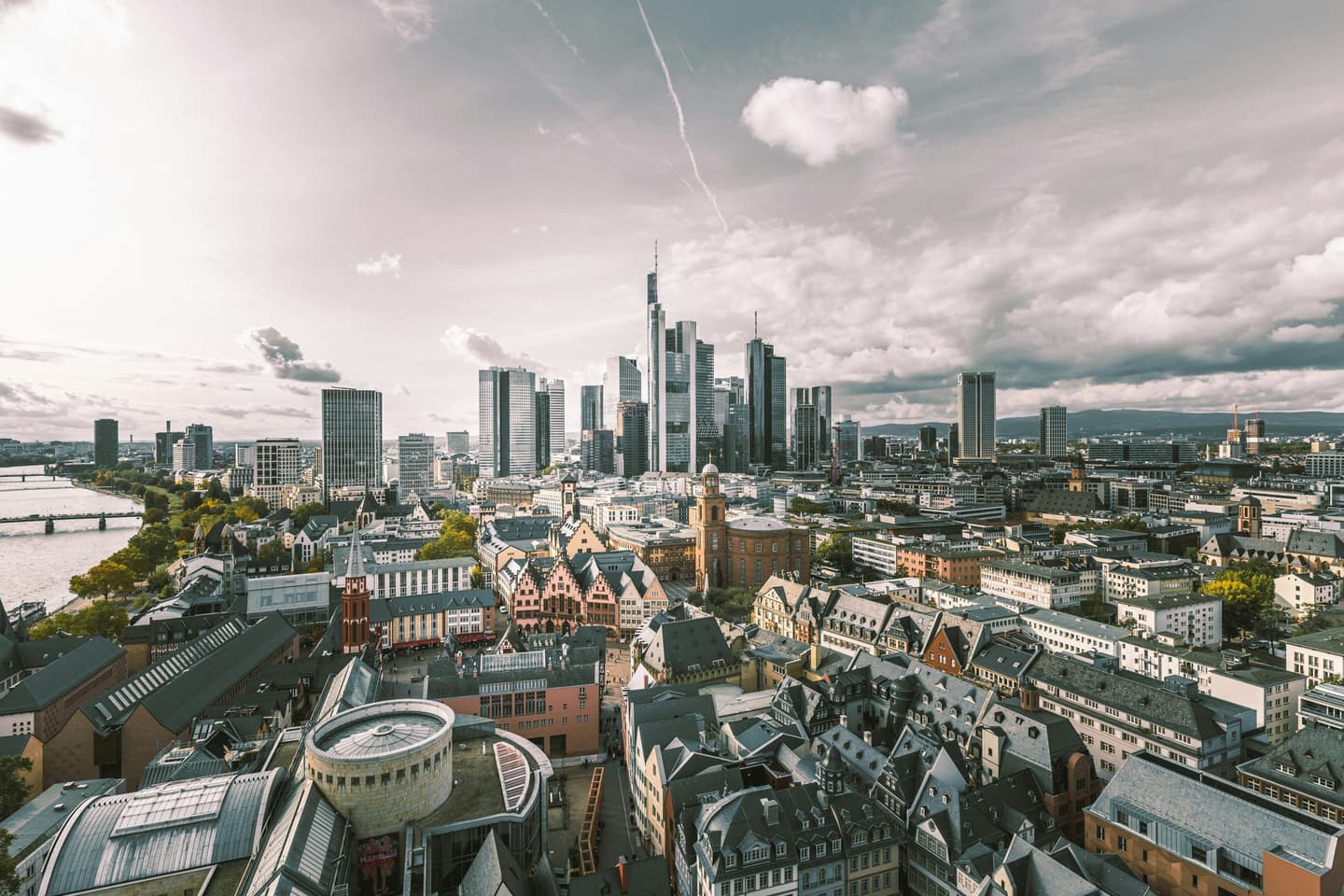 JLL: Hoher Flächenumsatz am Frankfurter Büromarkt