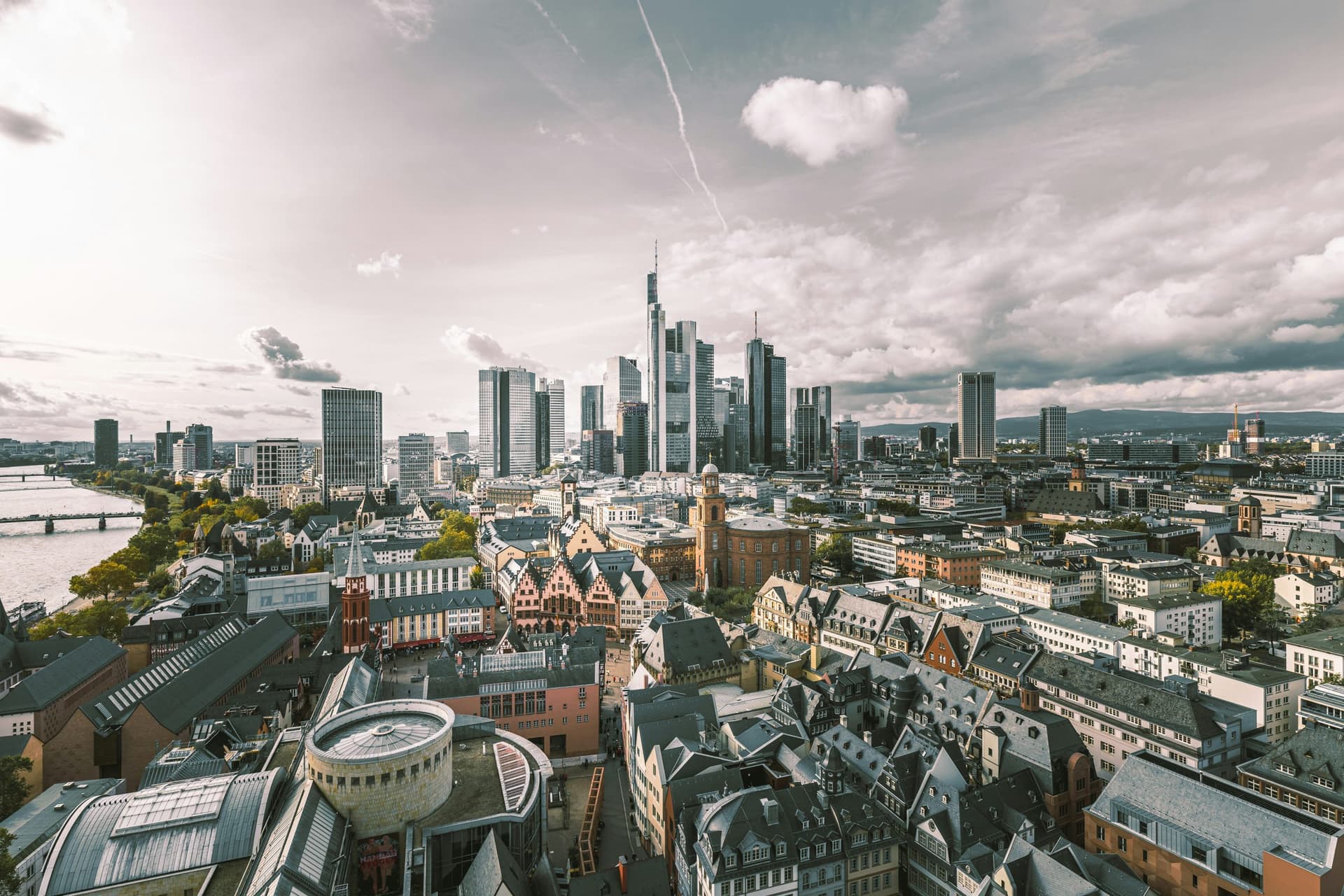 JLL: Hoher Flächenumsatz am Frankfurter Büromarkt