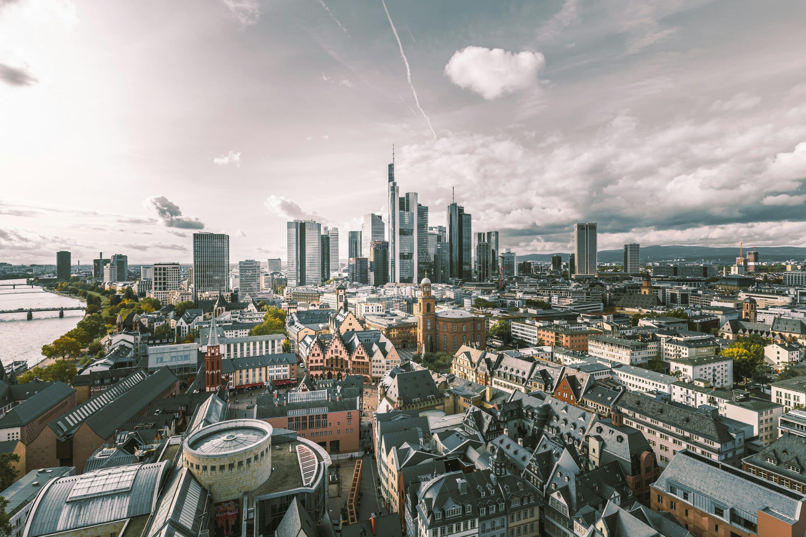 JLL: Hoher Flächenumsatz am Frankfurter Büromarkt