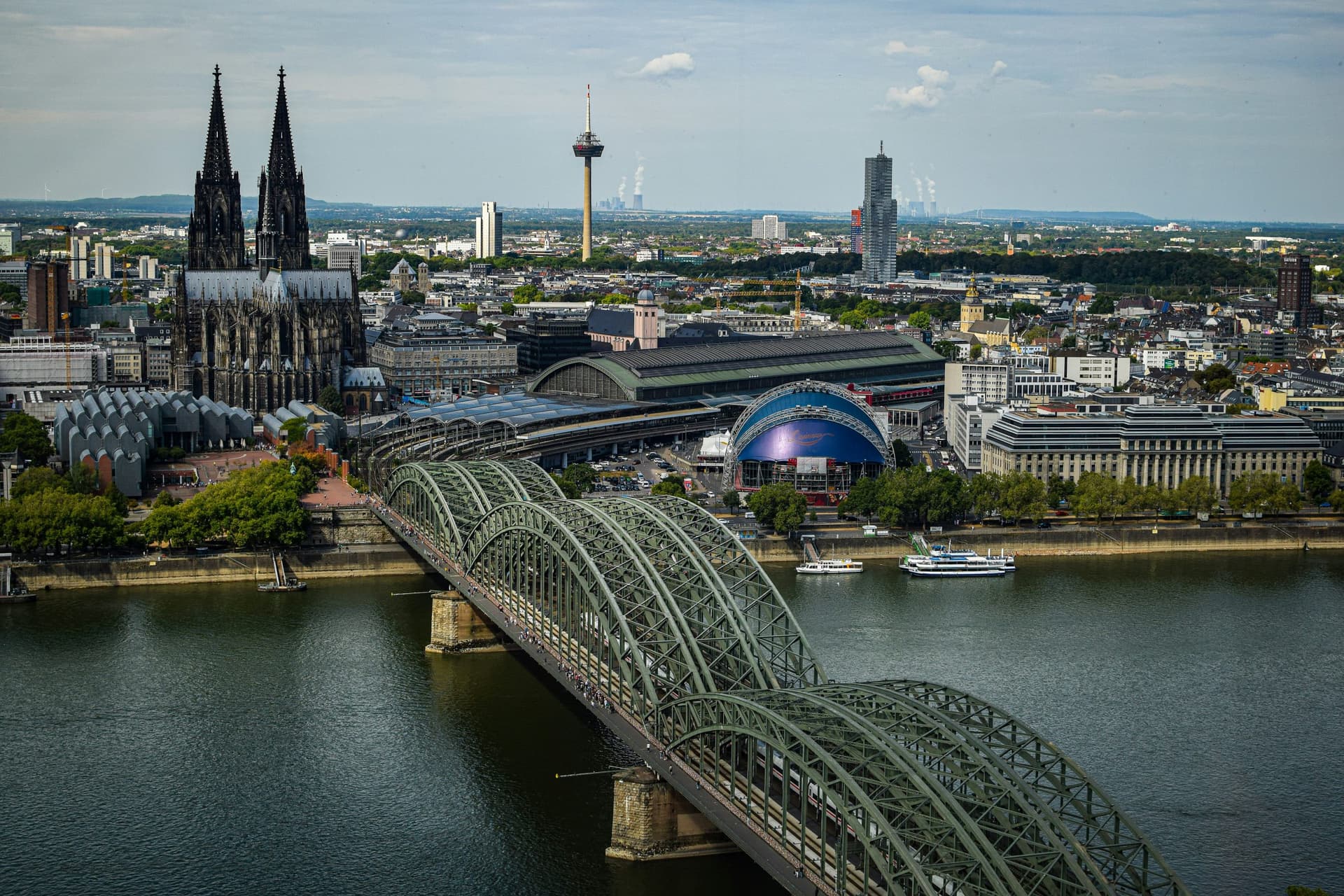 Anmietungsdynamik auf dem Kölner Büromarkt zieht langsam an, Vorjahresergebnis um 10 % übertroffen