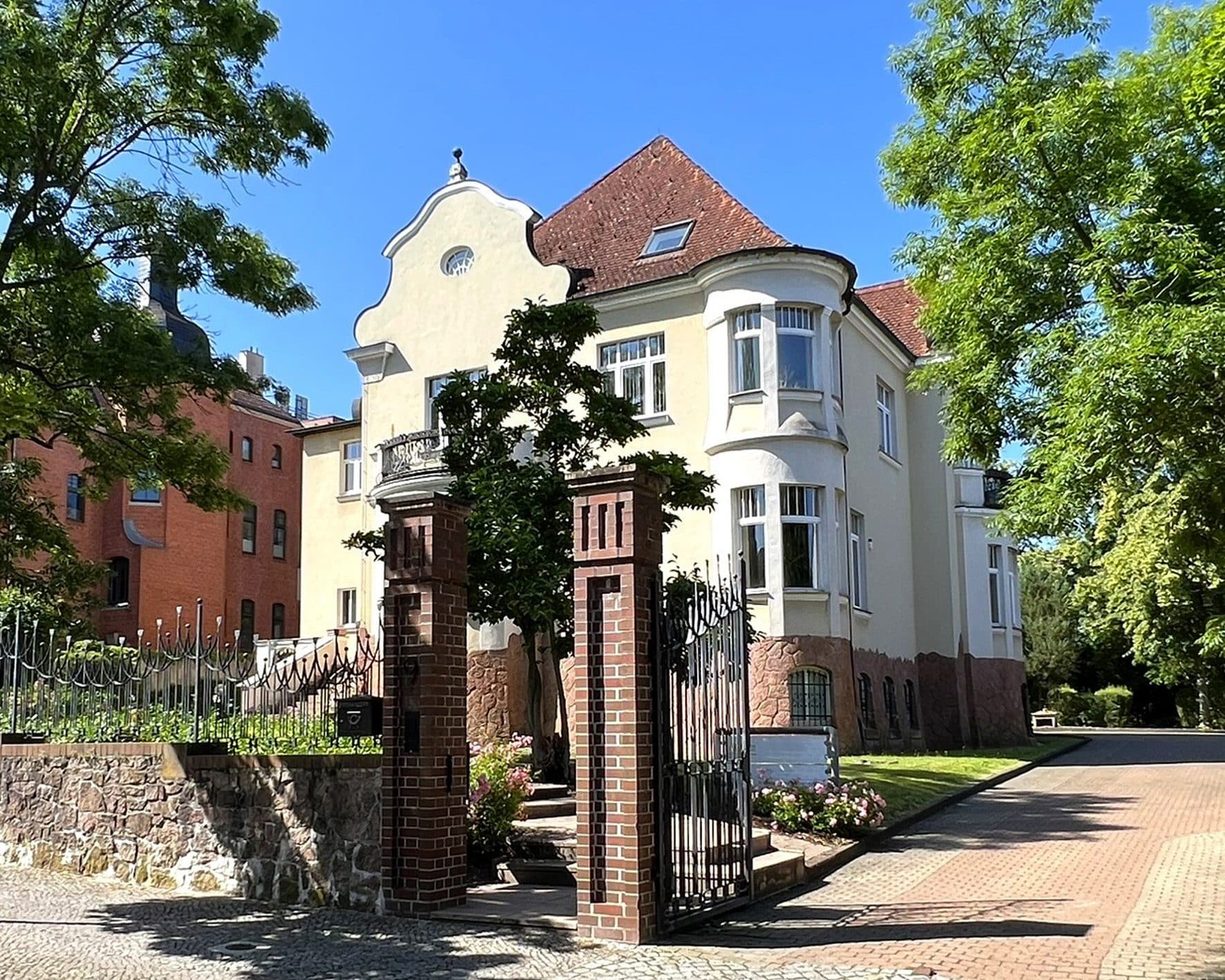 For your own use. Aengevelt brokers office villa in Halle/Saale.