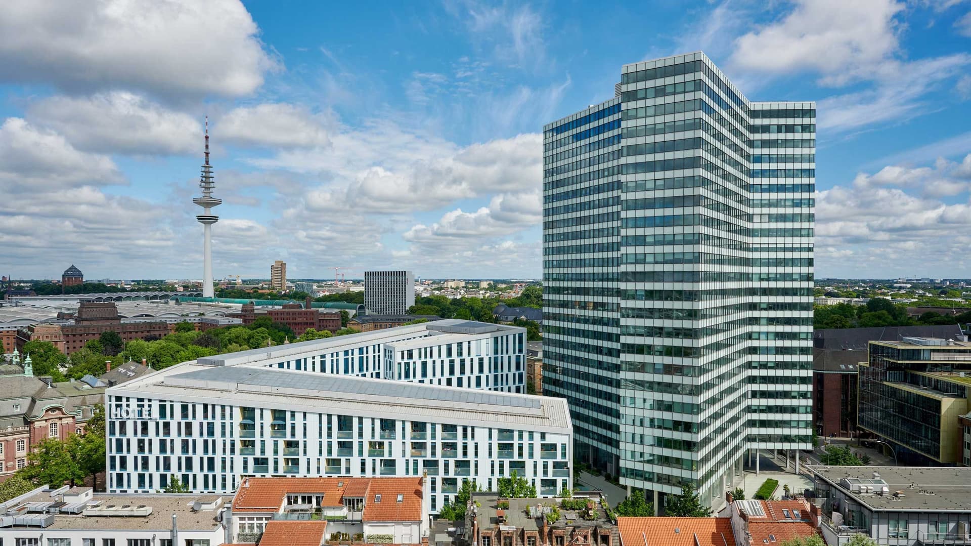 Union Investment has signed leases for 4,855 m² in Hamburg's EMPORIO Tower