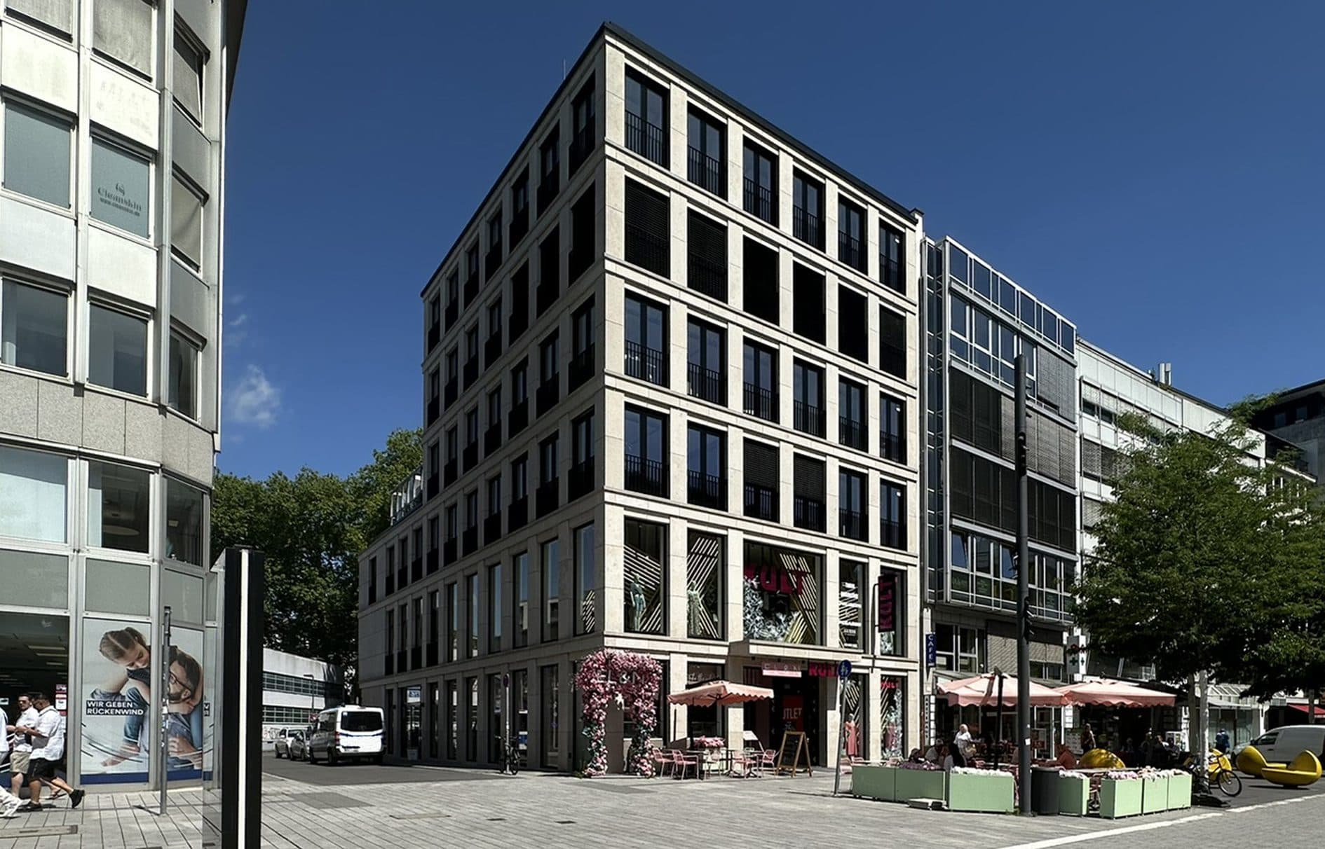 "Düsseldorf: Aengevelt brokers property on Schadowstraße to Kronospan."