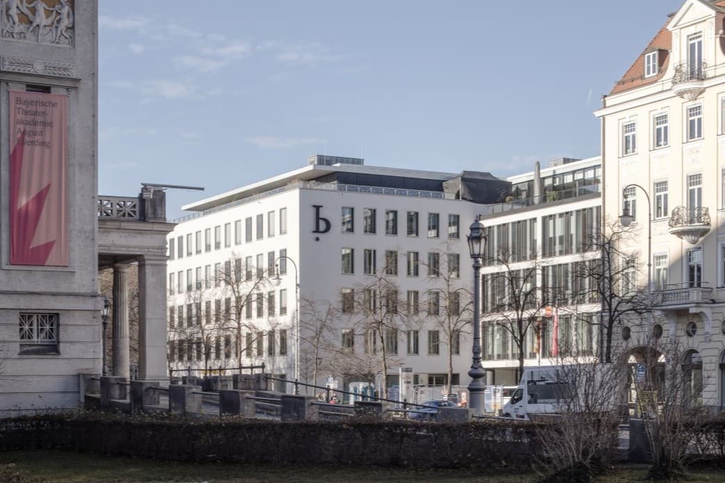 Newmark vermittelt den Verkauf eines vollständig vermieteten Bürogebäudes in München an CONREN Land