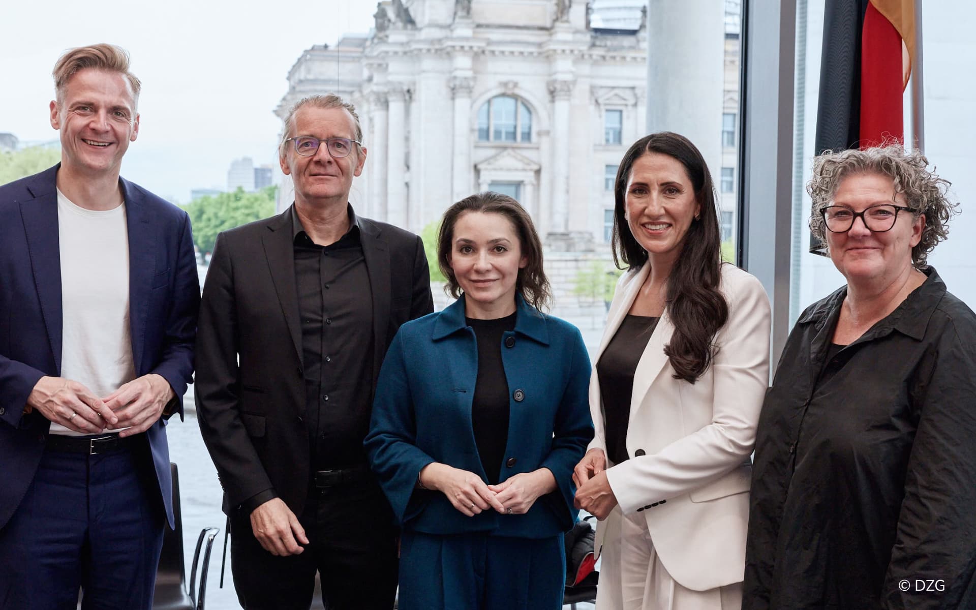 DZG-Spitze und Vertreter des Bundeswirtschaftsministeriums im Austausch beim Gastwelt-Summit 2026 in Berlin, fünf Personen im Gruppenfoto vor Regierungsgebäude.