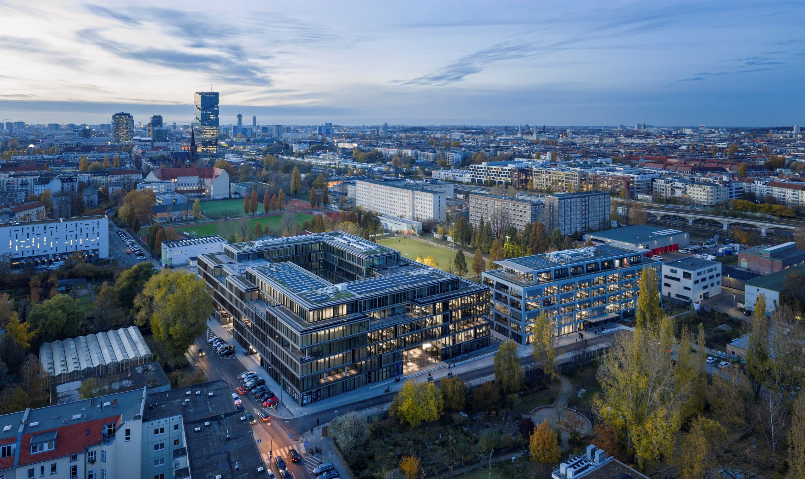 OFFICEHOME Pollux Bürogebäude auf dem Ostkreuz Campus in Berlin-Friedrichshain, moderne Architektur, Abendstimmung