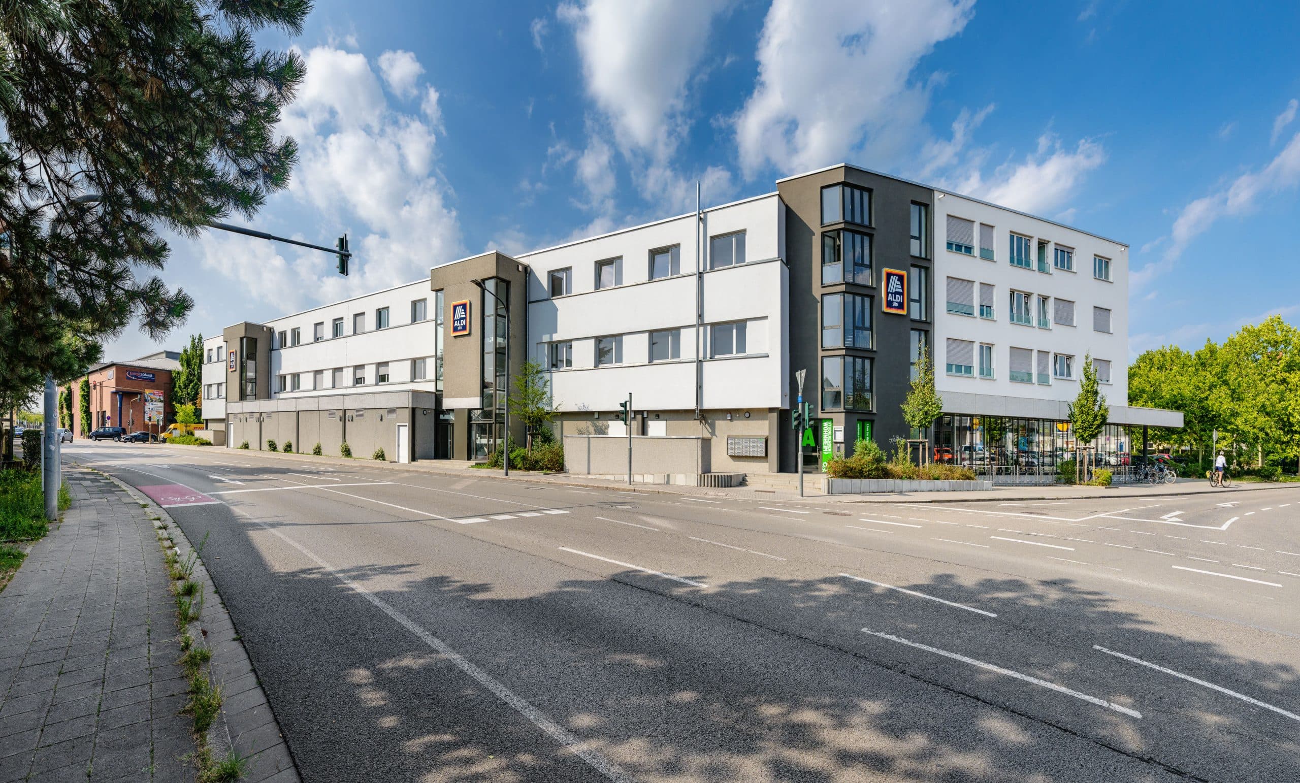 Außenansicht der Mixed-Use-Immobilie Maxi34 mit Aldi Süd und Studentenapartments in der Maximilianstraße, Landau.