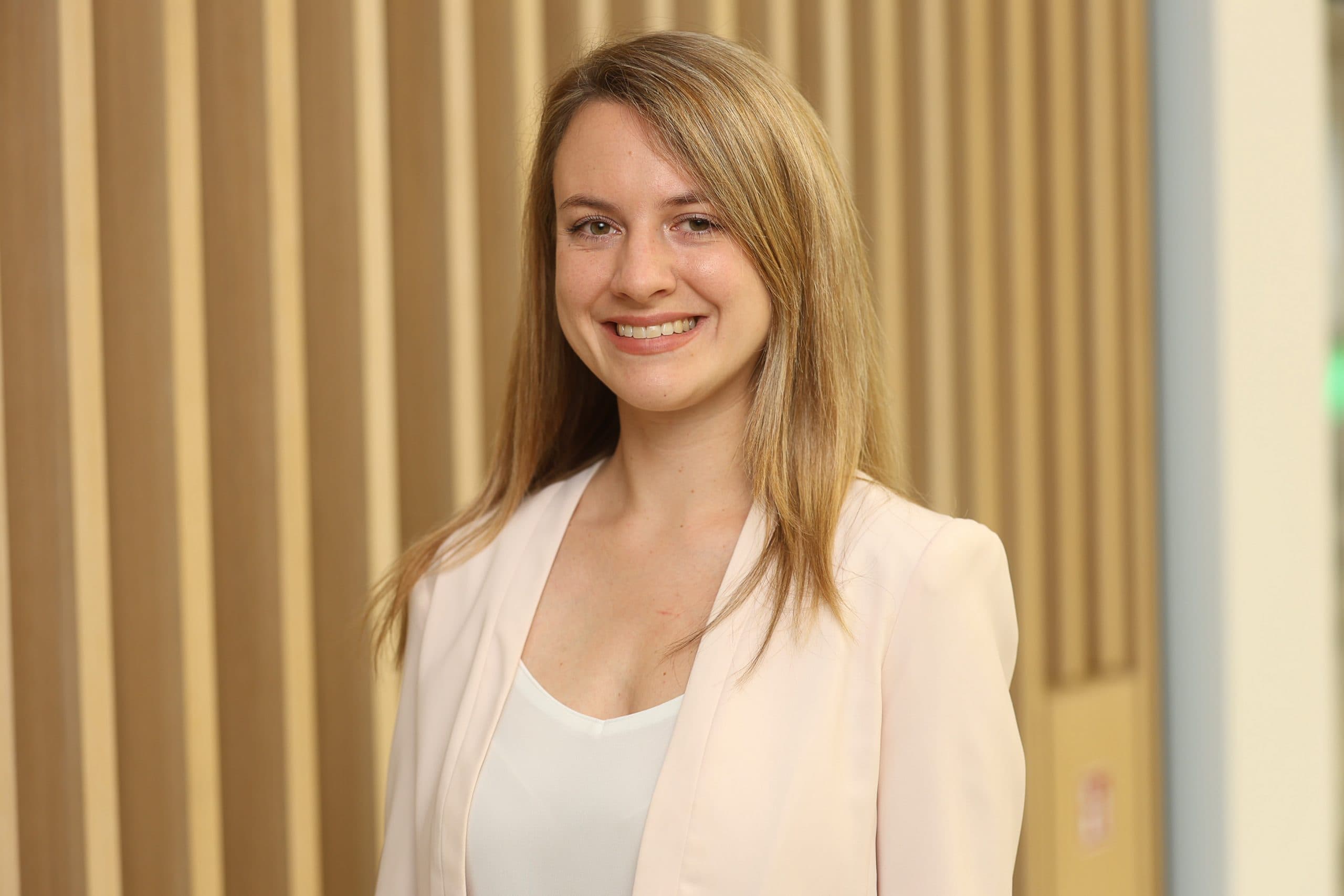 Jessica Cwyk, Leiterin der Plattform Rhein-Main bei CoreNet Global, im Porträt.