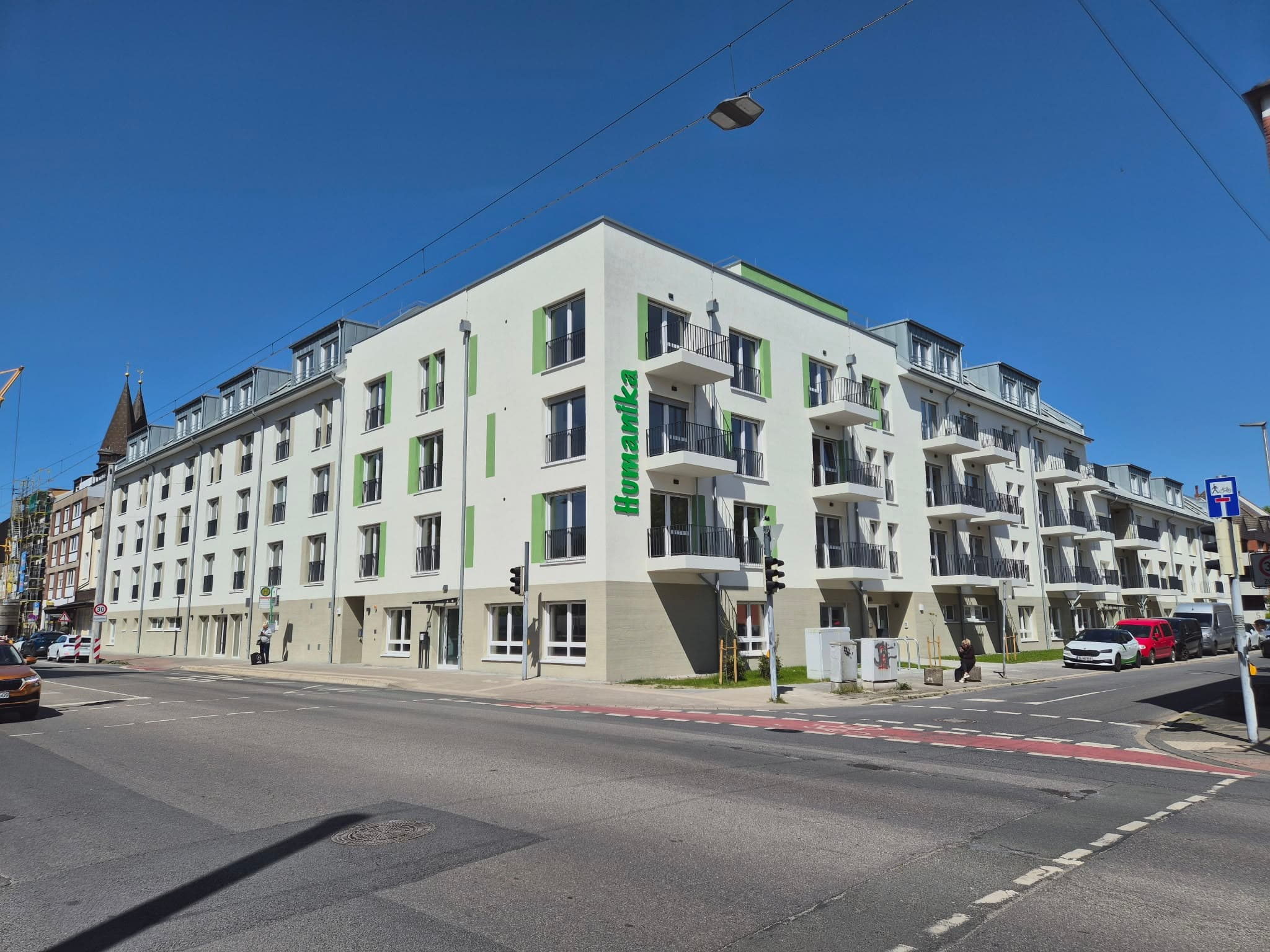 Außenansicht des Seniorencampus Hamm, modernes Seniorenwohnprojekt, Straßenkreuzung, Neubau.