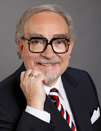 Portrait von R. Dieter Limbach, Mitgründer von DAVE, im Anzug mit gestreifter Krawatte