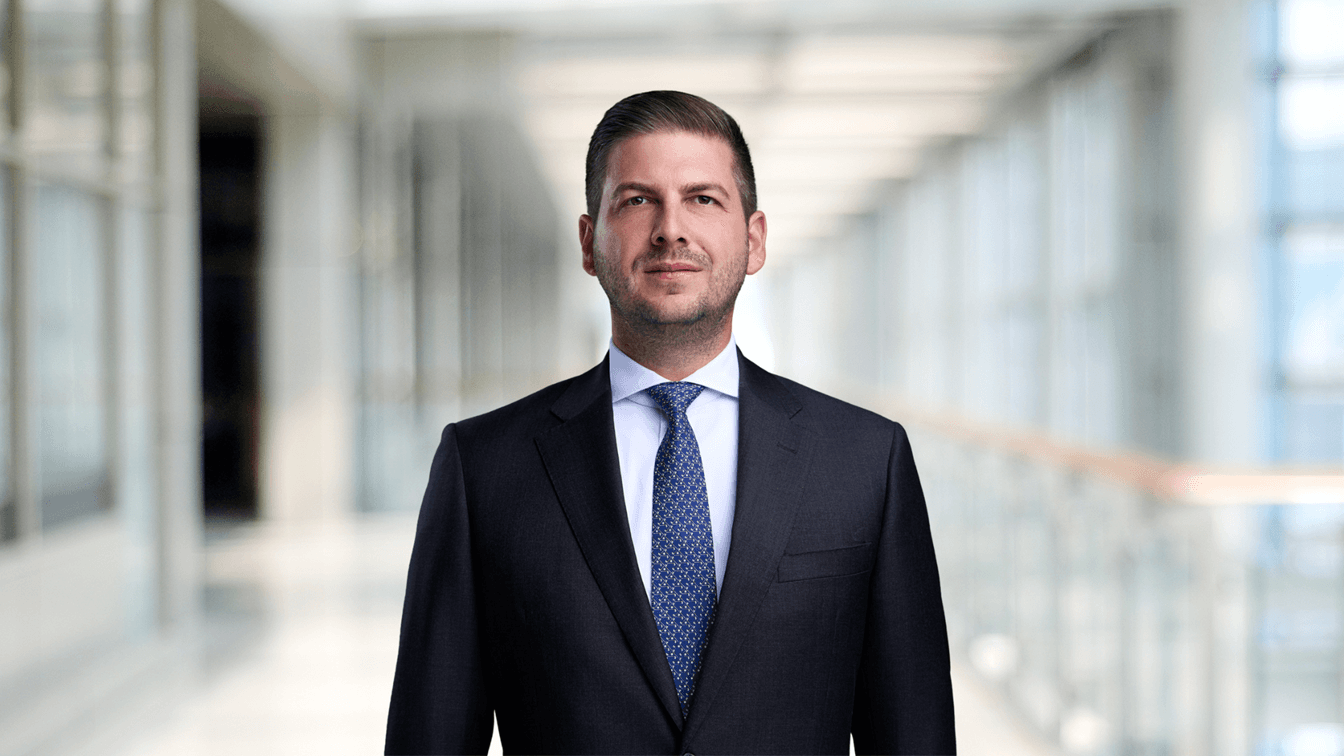 Portrait von Dennis Arnold, Associate Director im Office Agency Team von Savills am Standort Frankfurt.