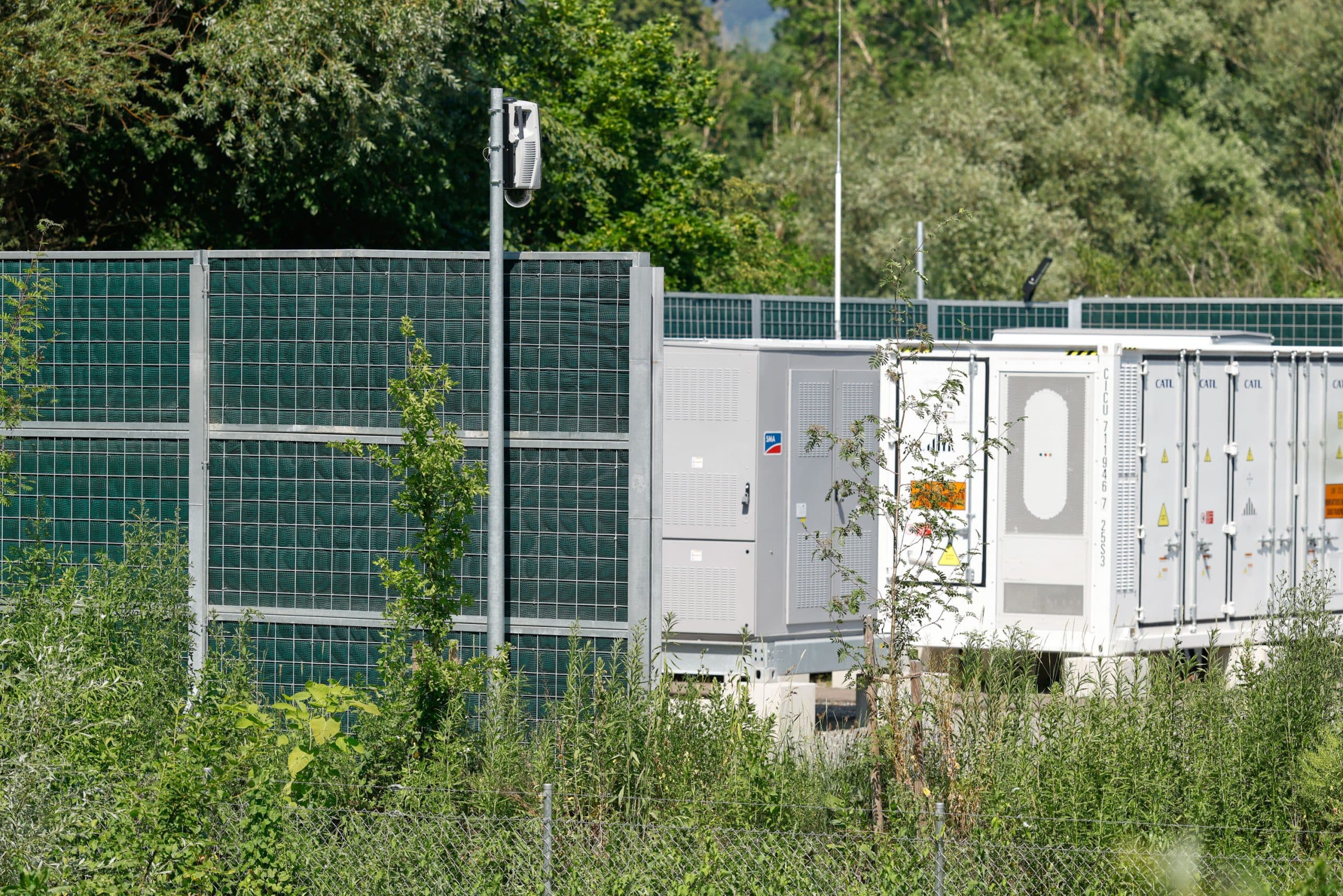 Die Lärmschutzwände der Rau Geosysteme Süd GmbH schützen die Bevölkerung vor Lärmemissionen von Wechselrichtern, Lüftern und Aggregaten. Foto: Rau Geosysteme Süd