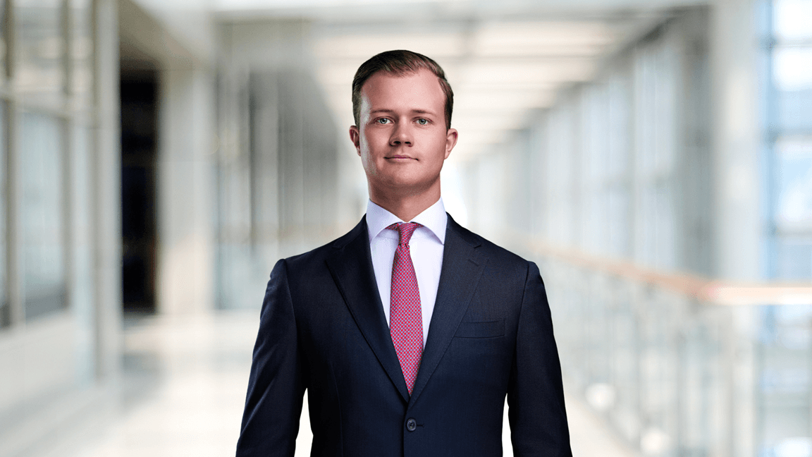 Portrait von Lukas Battel, Senior Consultant im Office Agency Team von Savills am Standort Frankfurt