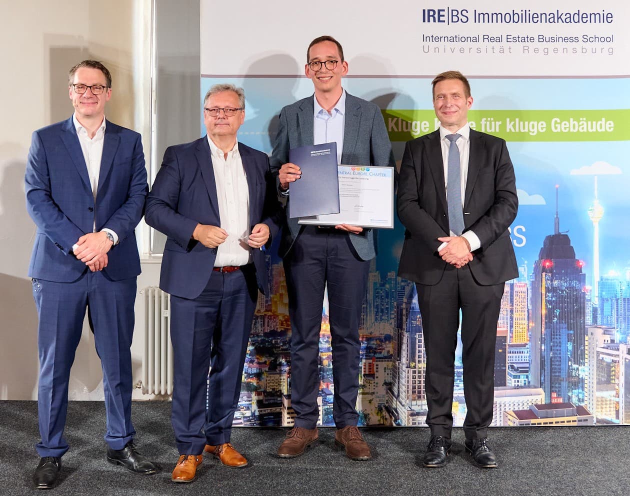 CoreNet Global und IREBS zeichnen Jahrgangsbesten Nikola Cabarkapa aus