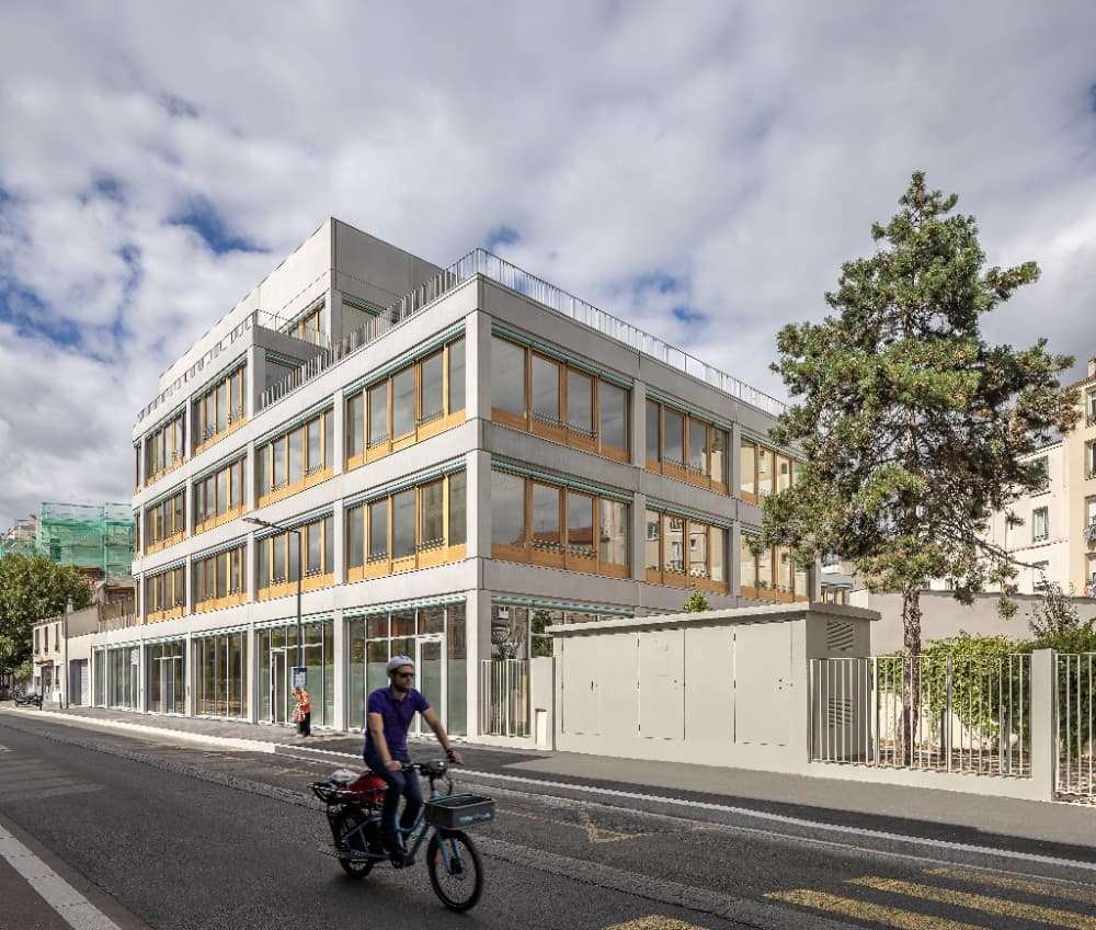 Das Bürogebäude Marceau in Montreuil, aufgenommen von der Straßenseite, moderner Neubau mit großen Fenstern.