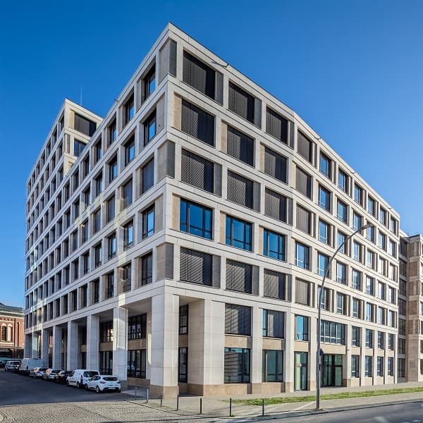 Moderne Außenansicht des Bürogebäudes East Side Office in Berlin-Friedrichshain bei klarem Himmel.