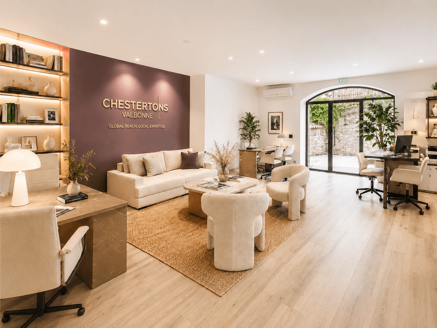 Modernes Büro von Chestertons Valbonne mit Lounge-Bereich und Arbeitsplätzen in hellem Design.