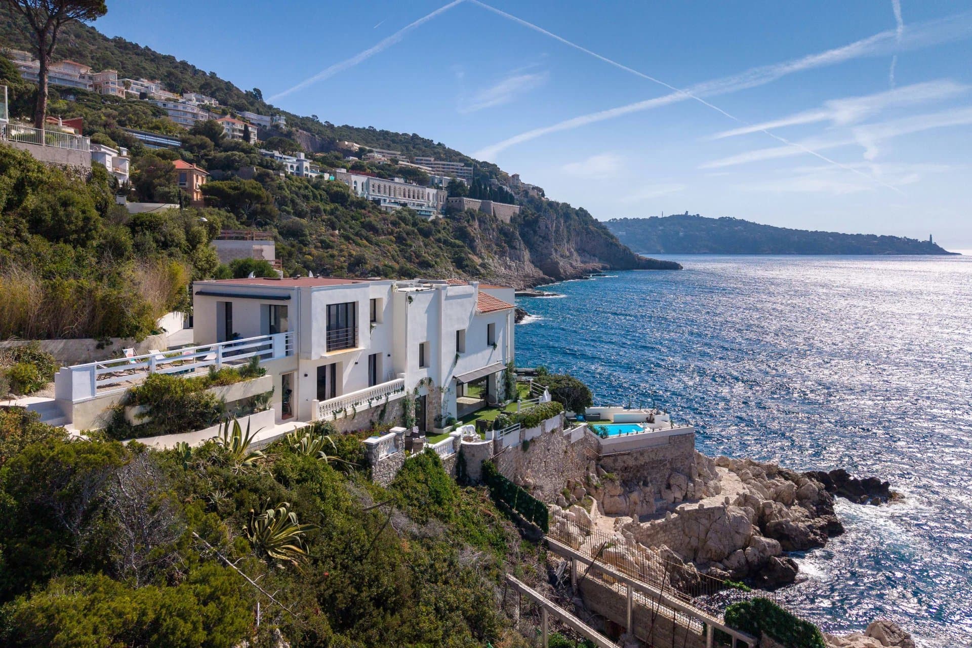 Moderne Villa an der Felsküste mit Meerblick bei Nizza, Côte d’Azur