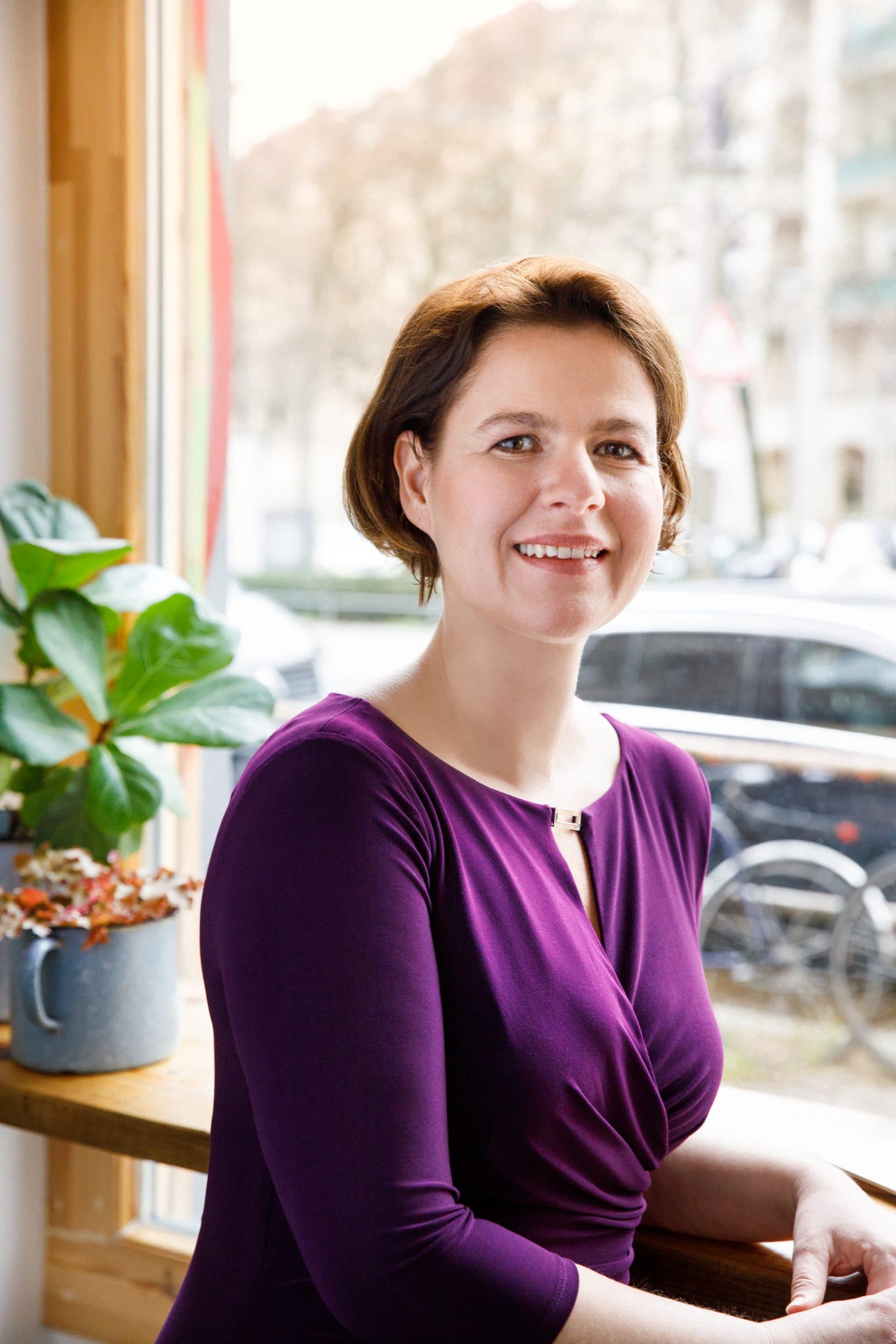 Portrait von Sabine Georgi am Fenster, Geschäftsführerin des ULI für Deutschland, Österreich und Schweiz