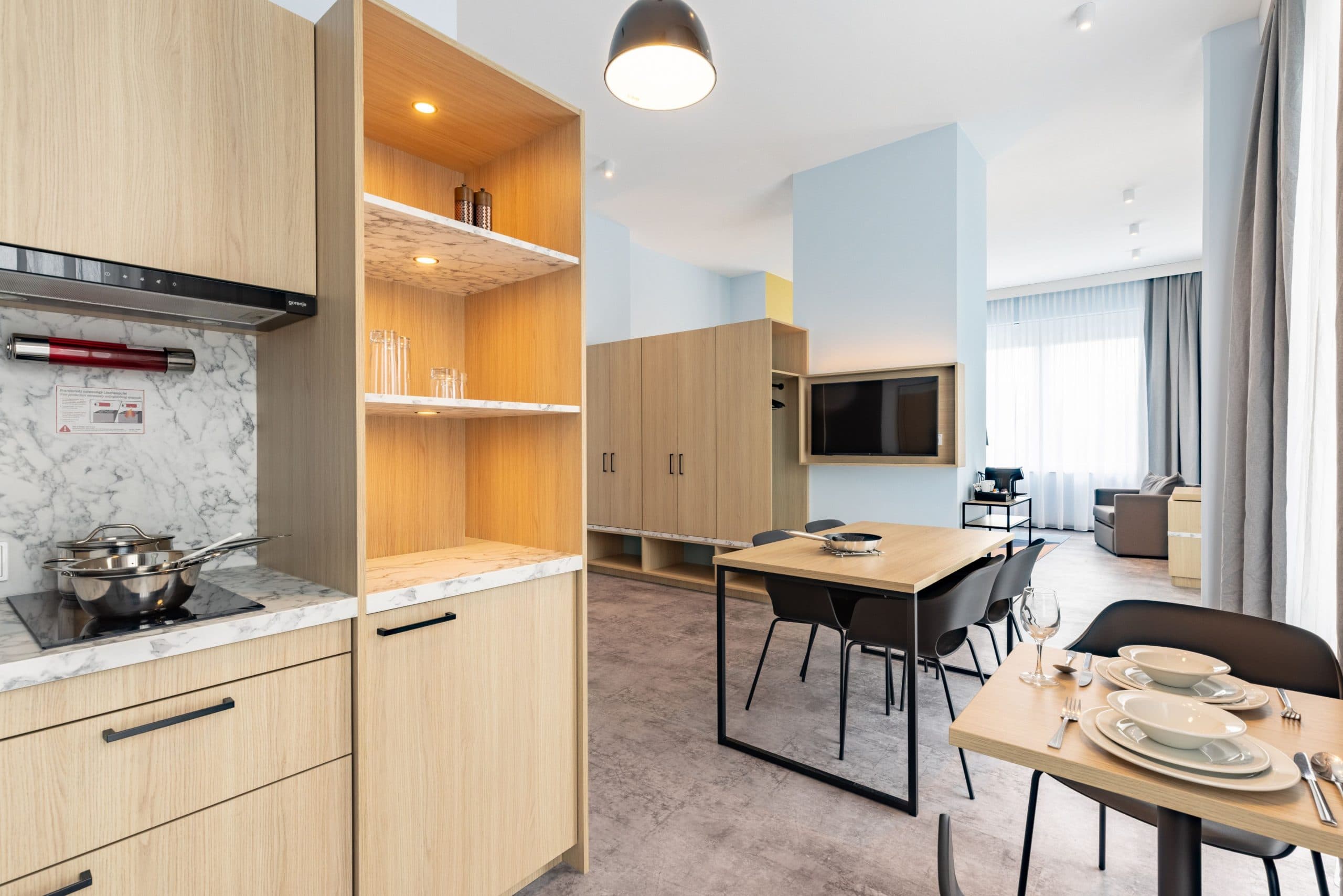 Modernes Studio-Apartment mit Küche, Essbereich und Wohnraum im Candlewood Suites Berlin Airport.