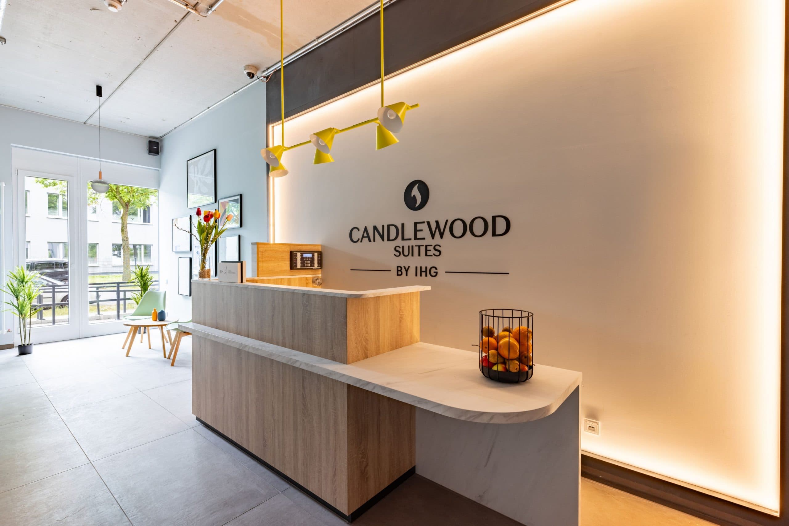 Rezeption und Lobbybereich des Candlewood Suites Berlin Airport.