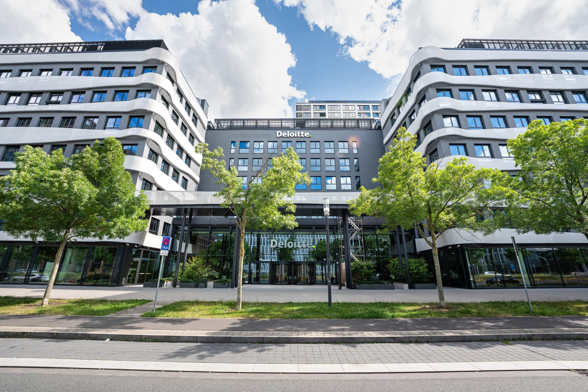HIH concludes 176 leases for around 160,000 square metres in the 1st half of the year