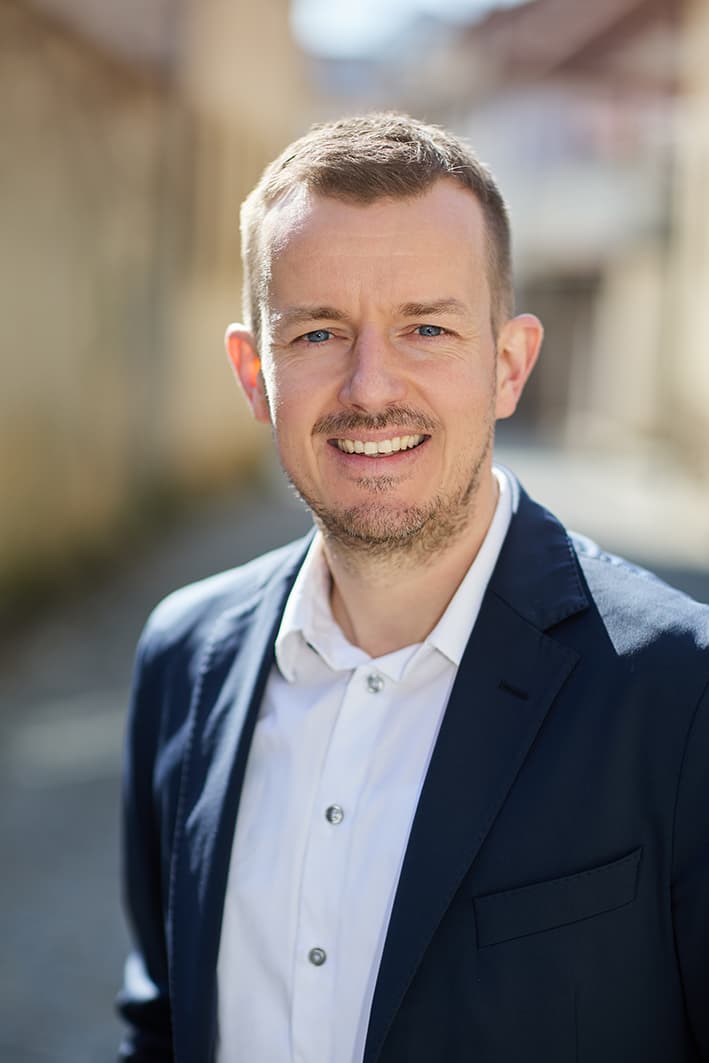 Portrait von Julian Schmitt, Leiter Stabsstelle ESG bei Asklepios, im Freien.
