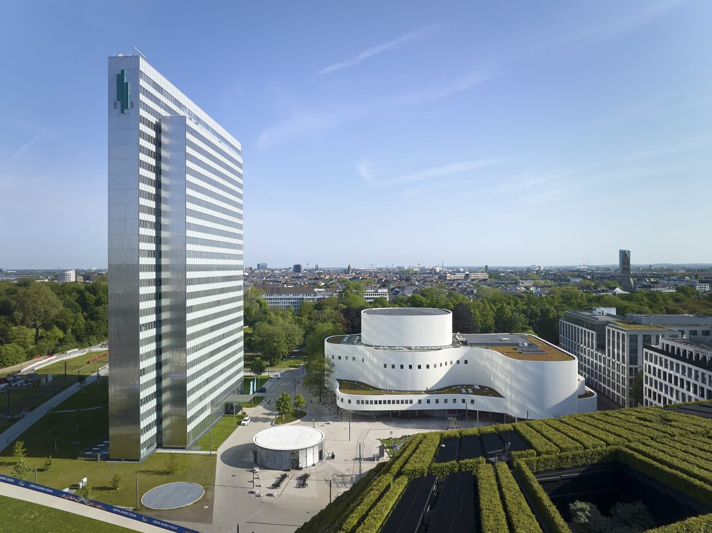 HIH Invest acquires Dreischeibenhaus in Düsseldorf via Club Deal