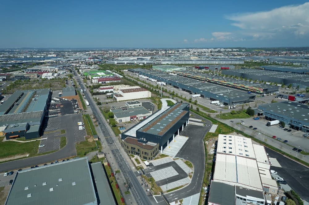 Luftaufnahme des SEGRO Centre Corbas Montmartin 1 in Corbas bei Lyon, umgeben von weiteren Industrie- und Logistikgebäuden.