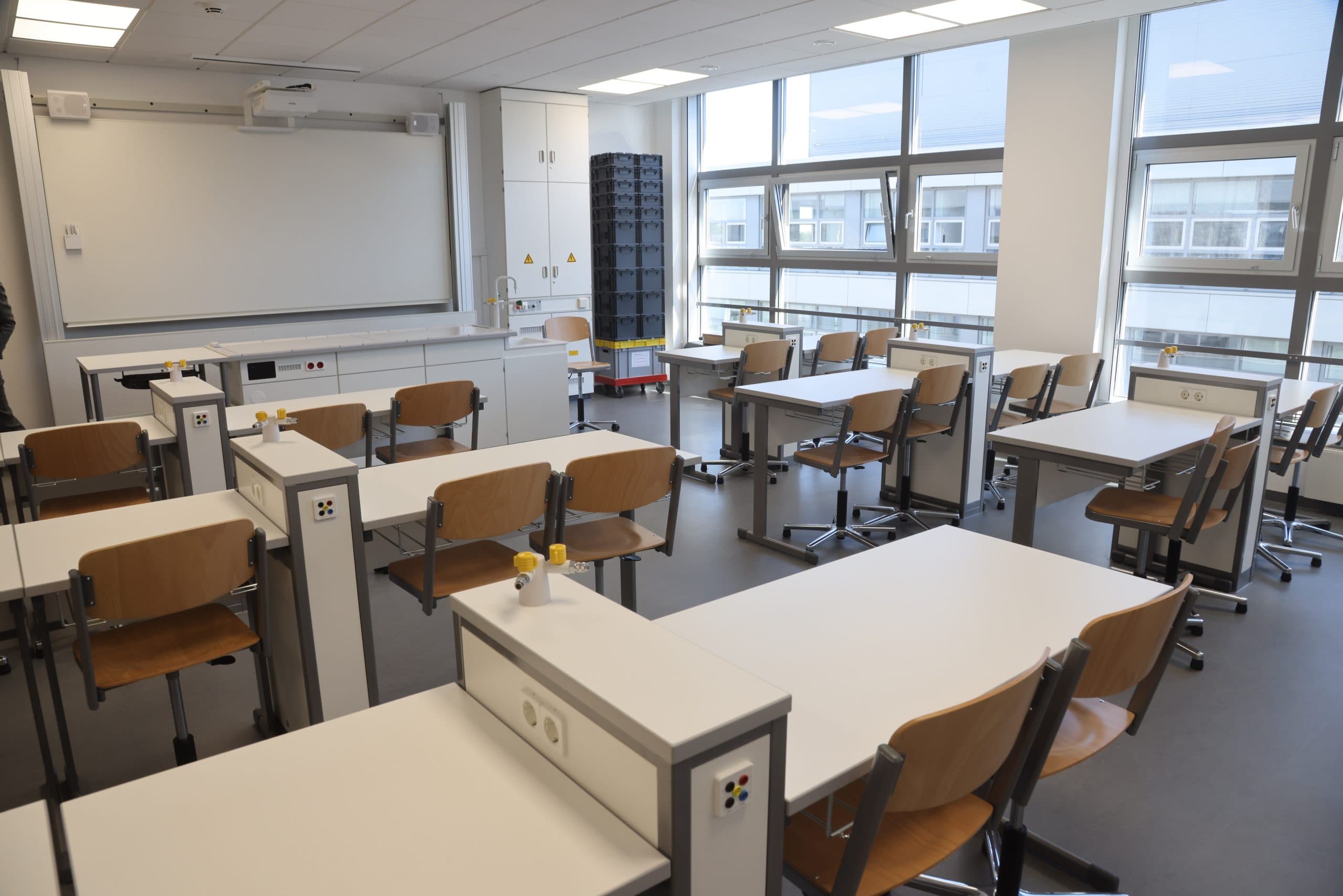 Moderner naturwissenschaftlicher Klassenraum mit Fensterfront im Bildungscampus Lateral Towers Frankfurt.