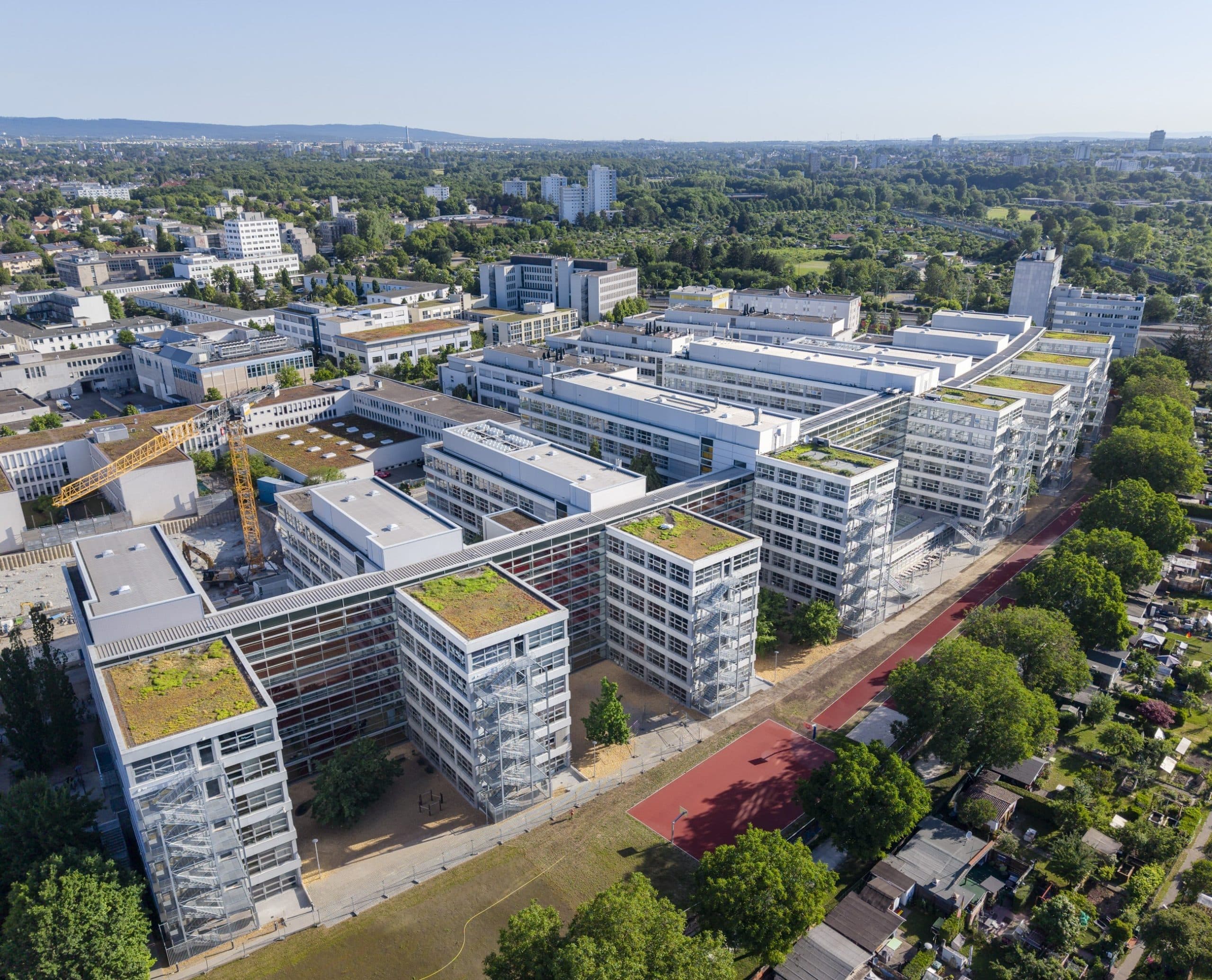 Außenansicht des Lateral Towers Bildungscampus in Frankfurt aus der Vogelperspektive.