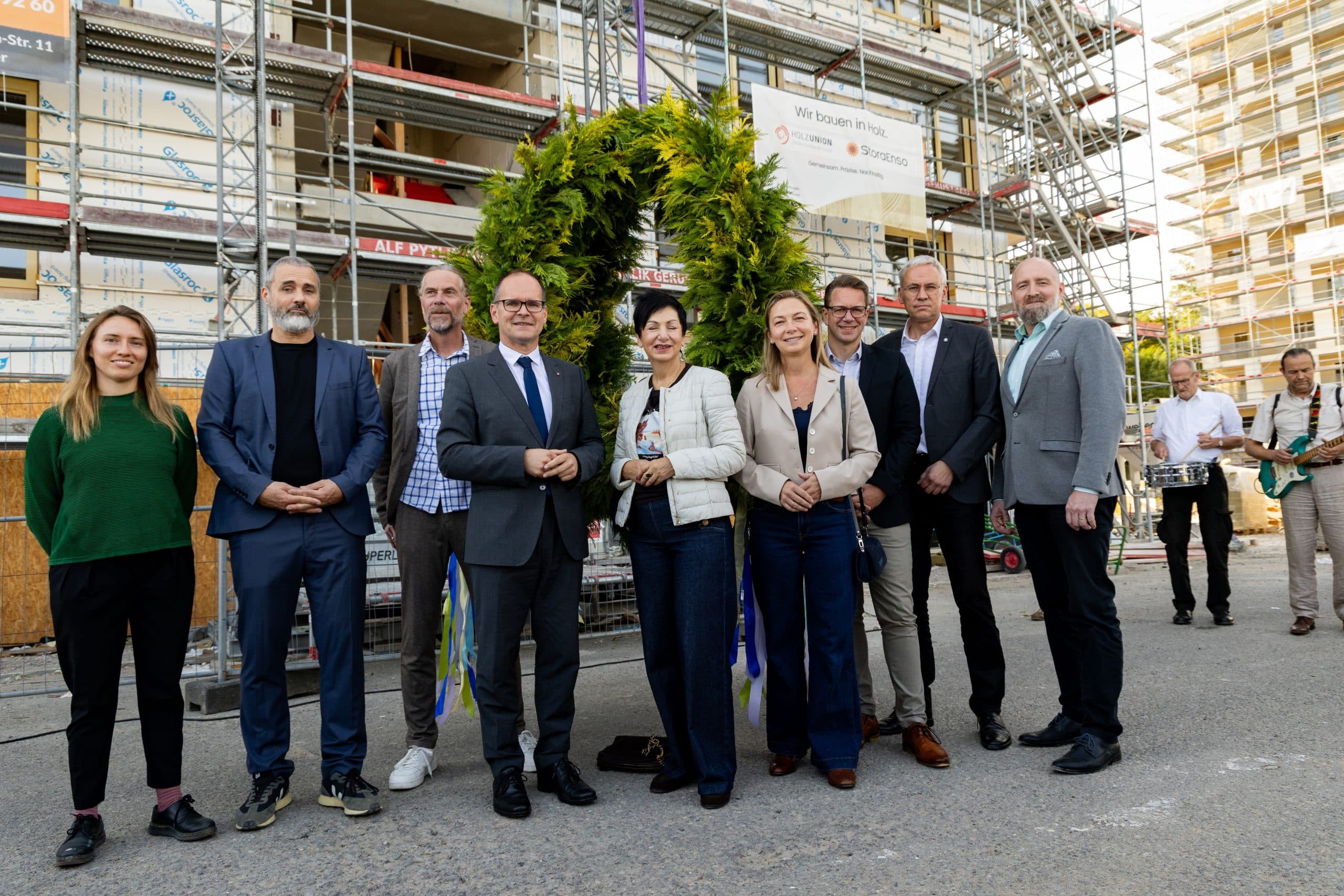 v.l.n.r. Lisa Graf, Projektarchitektin bei Partner und Partner Architektur, Jörg Finkbeiner (BDA), Geschäftsführer Partner und Partner Architektur, Christian Eickhoff, Geschäftsführer der GLS Woodscraper GmbH & Co. KG, Grant Hendrik Tonne, niedersächsischer Minister für Wirtschaft, Verkehr und Bauen, Immacolata Glosemeyer, MdL - Stellv. Vorsitzende der SPD-Landtagsfraktion, Cindy Lutz, MdL – Sprecherin für Wissenschaft, Kultur und Erwachsenenbildung der CDU Fraktion Niedersachsen, Christian Schroeder, forstpolitischer Sprecher der Grünen Landtagsfraktion Niedersachsen, Kai-Uwe Hirschheide, Erster Stadtrat und Stadtbaurat der Stadt Wolfsburg und André Meyer, Leiter des Kompetenzcenters Nachhaltige Immobilien © GLS Bank