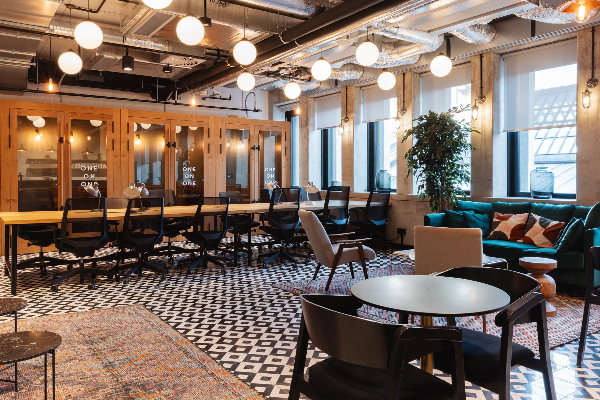 Innenraum des Coworking-Space Mindspace Koszyki in Warschau mit modernen Arbeitsplätzen.