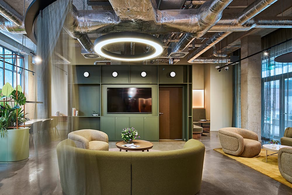 Moderne Gemeinschaftsfläche im HAVENS LIVING mit gemütlichen Sitzgelegenheiten und Designbeleuchtung.