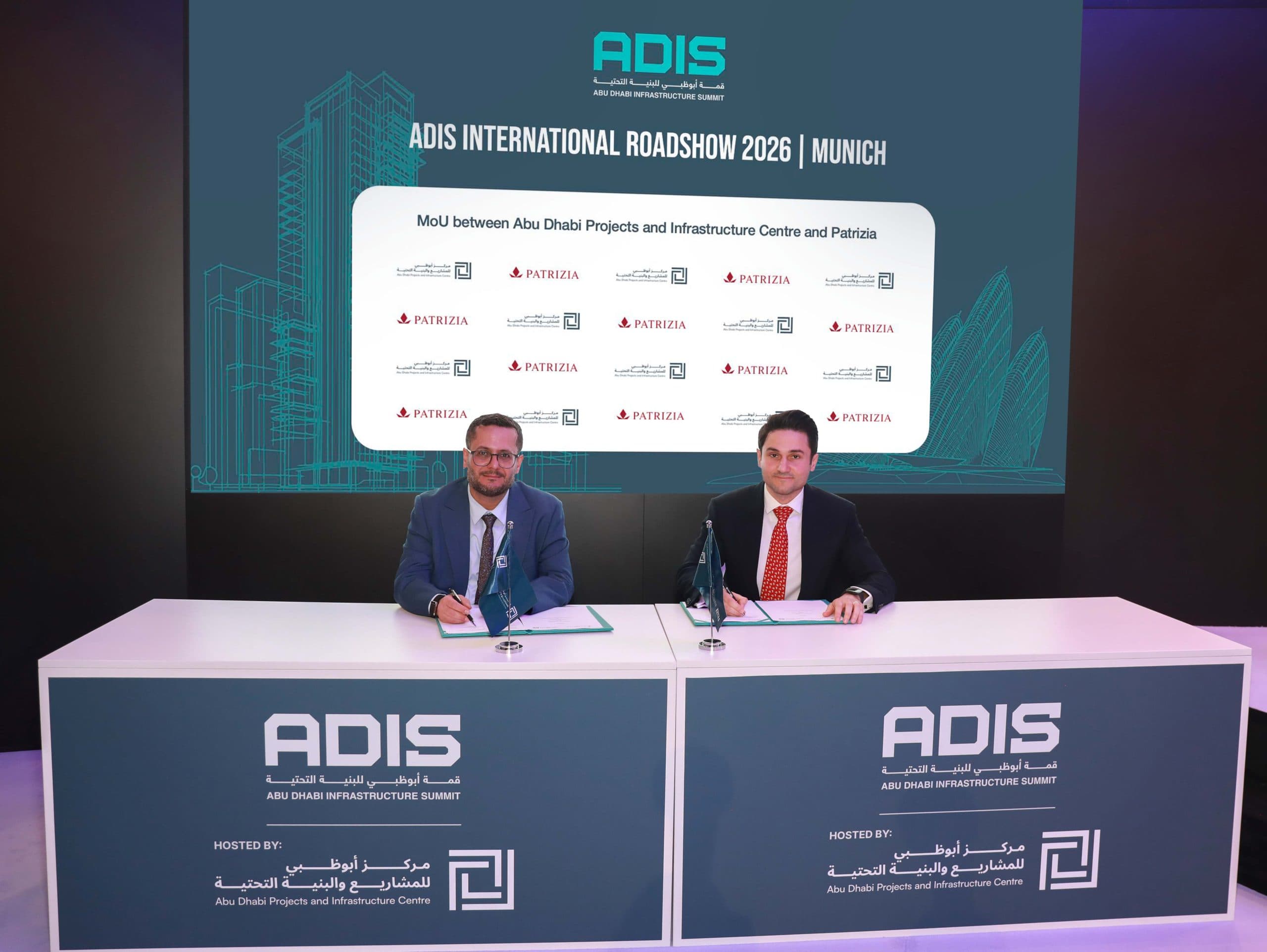 Zwei Vertreter unterzeichnen bei der ADIS International Roadshow 2026 in München eine Kooperationsvereinbarung zwischen dem Abu Dhabi Projects and Infrastructure Centre und Patrizia.
