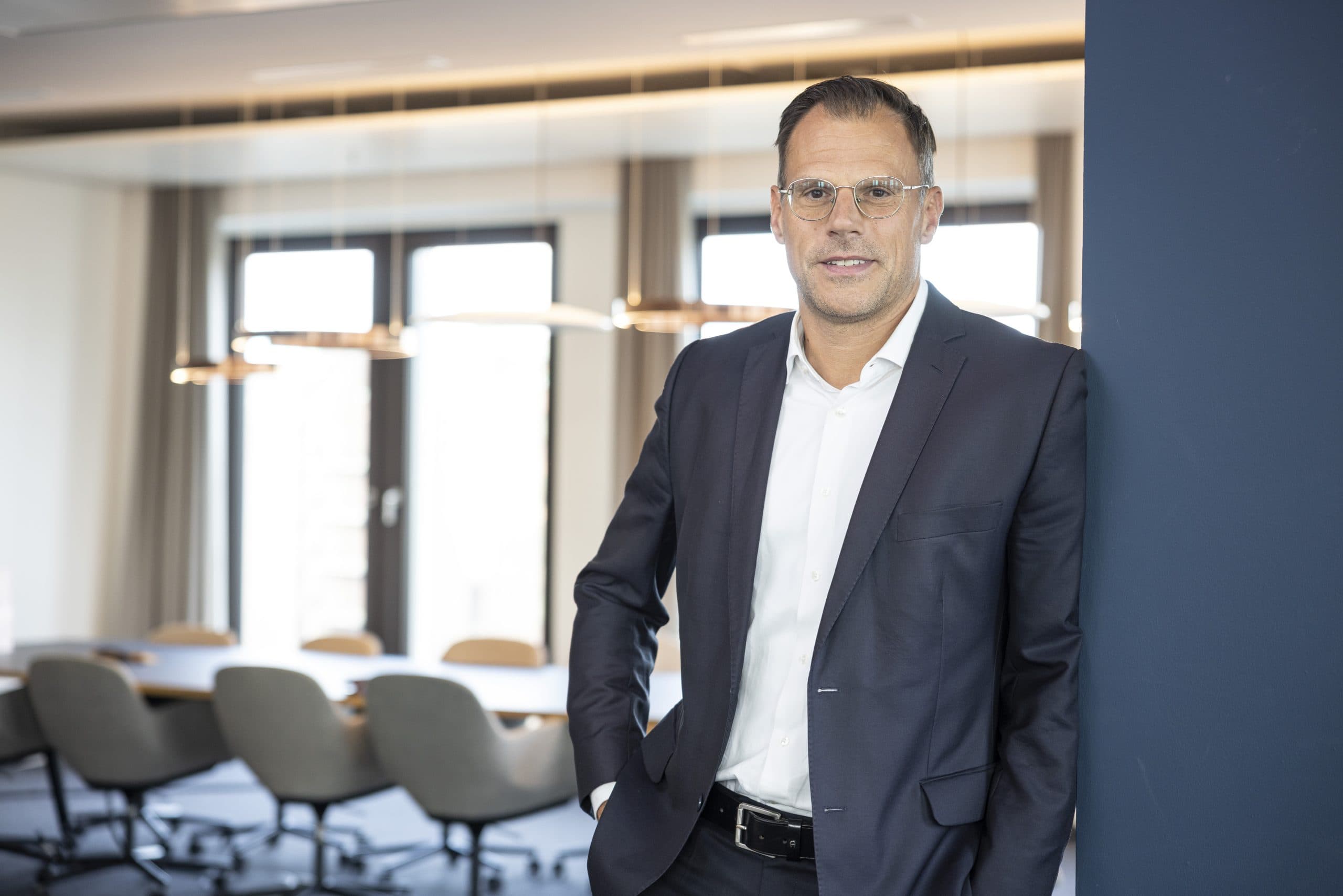 Felix Meyen, Geschäftsführer der HIH Invest Real Estate, im Konferenzraum