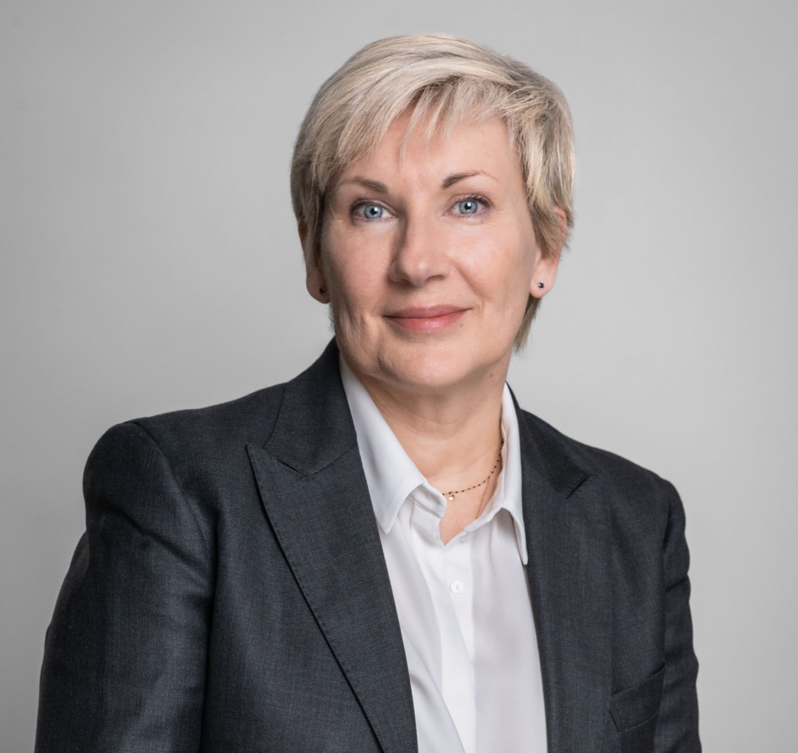 Portrait von Anne Schwartz, Geschäftsführerin von PAREF Gestion, vor neutralem Hintergrund.