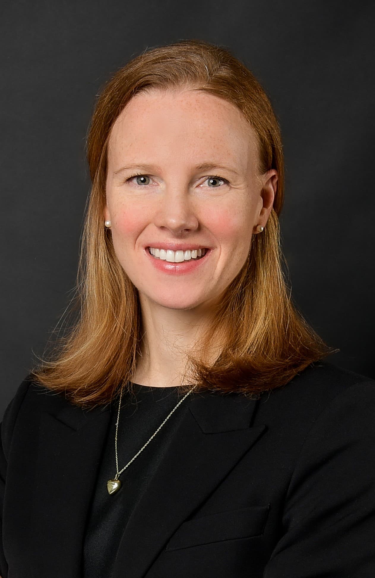 Porträt von Veronica Eckhoff, Vice President bei der Aareal Bank, vor neutralem Hintergrund