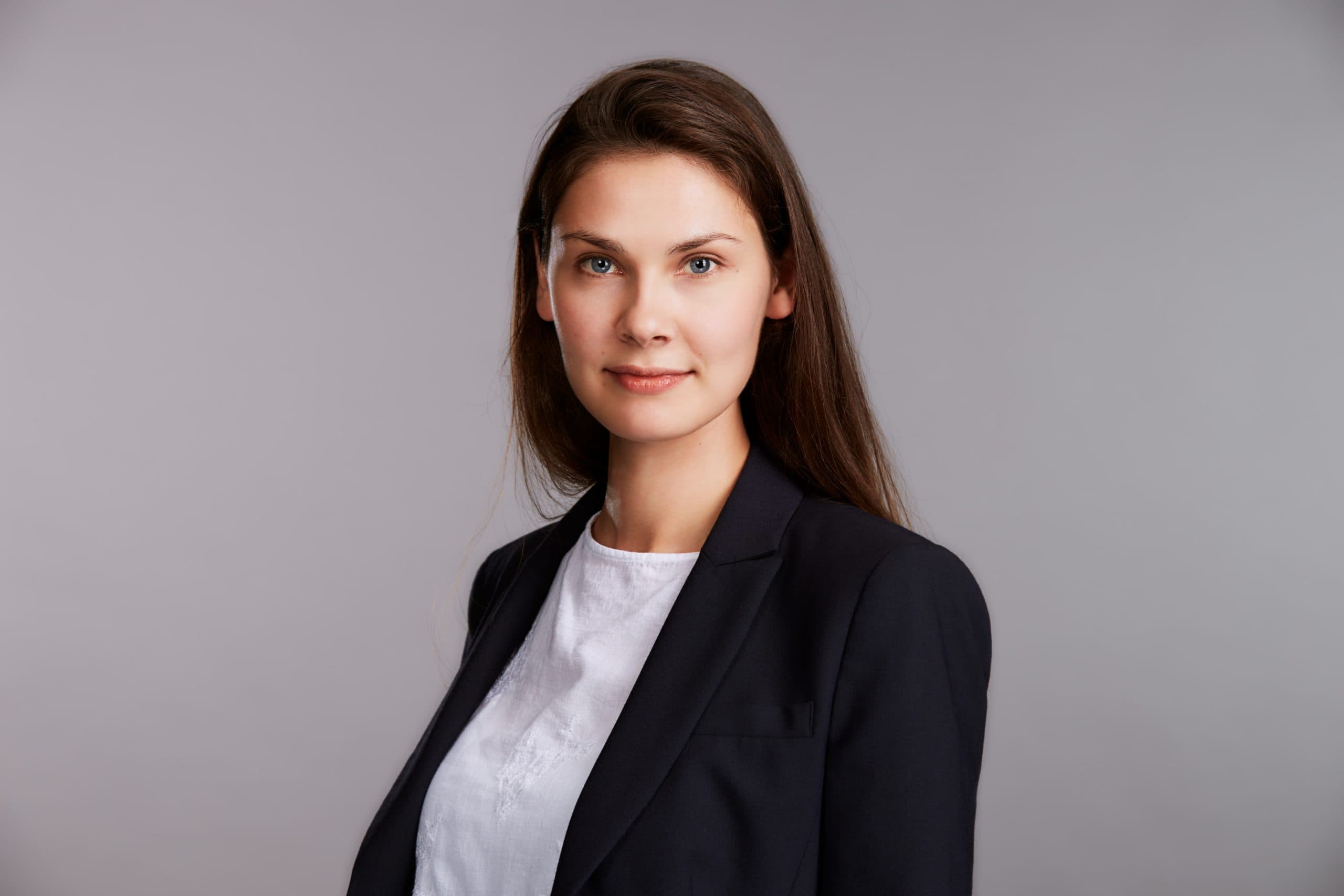 Porträt von Hannah Struck, Senior Asset Manager & Consultant bei mrp hotels, vor neutralem Hintergrund