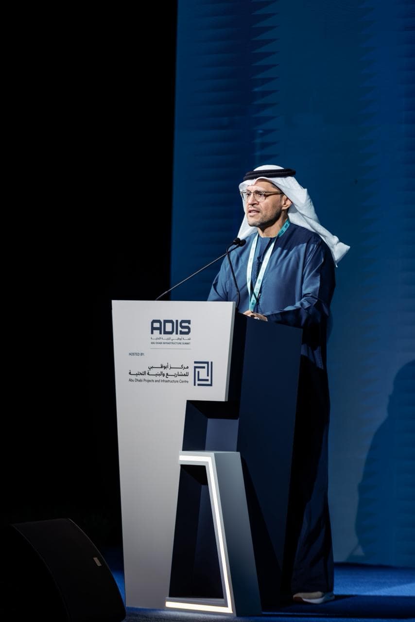 Mohamed Ali Al Shorafa, Chairman des Department of Municipalities and Transport, hält eine Rede am Rednerpult der ADIS International Roadshow.