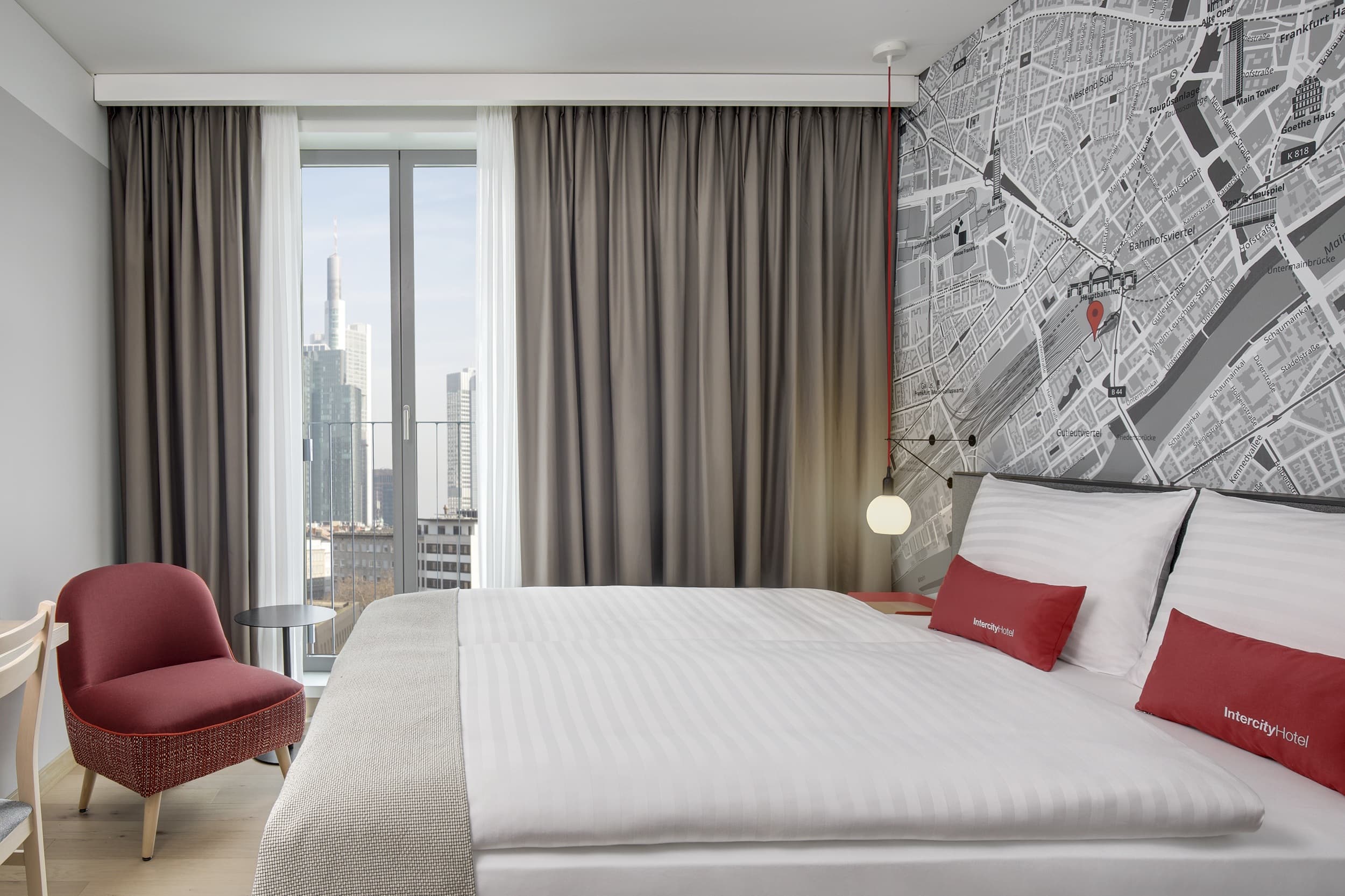 Modernes Hotelzimmer mit Blick auf Frankfurt im IntercityHotel Frankfurt Hauptbahnhof Süd