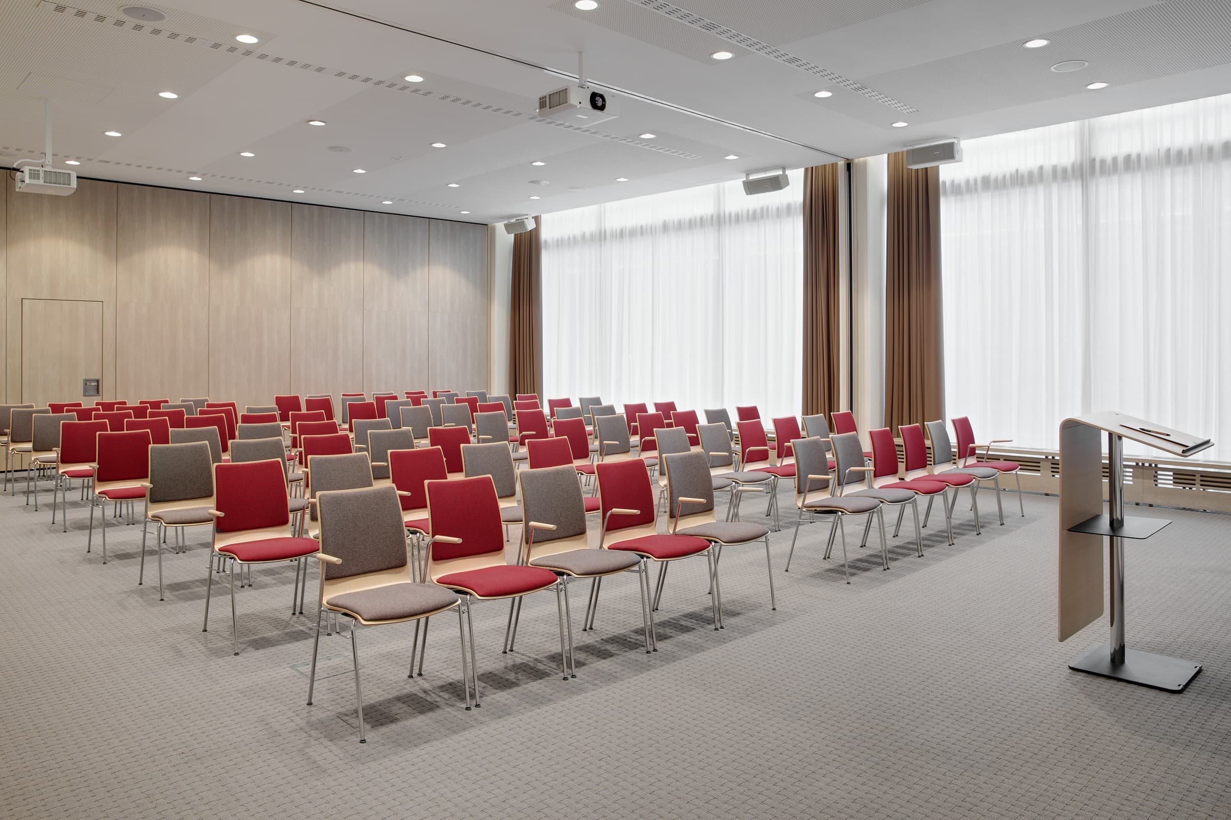 Moderner Konferenzraum mit Stuhlreihen im IntercityHotel Frankfurt Hauptbahnhof Süd