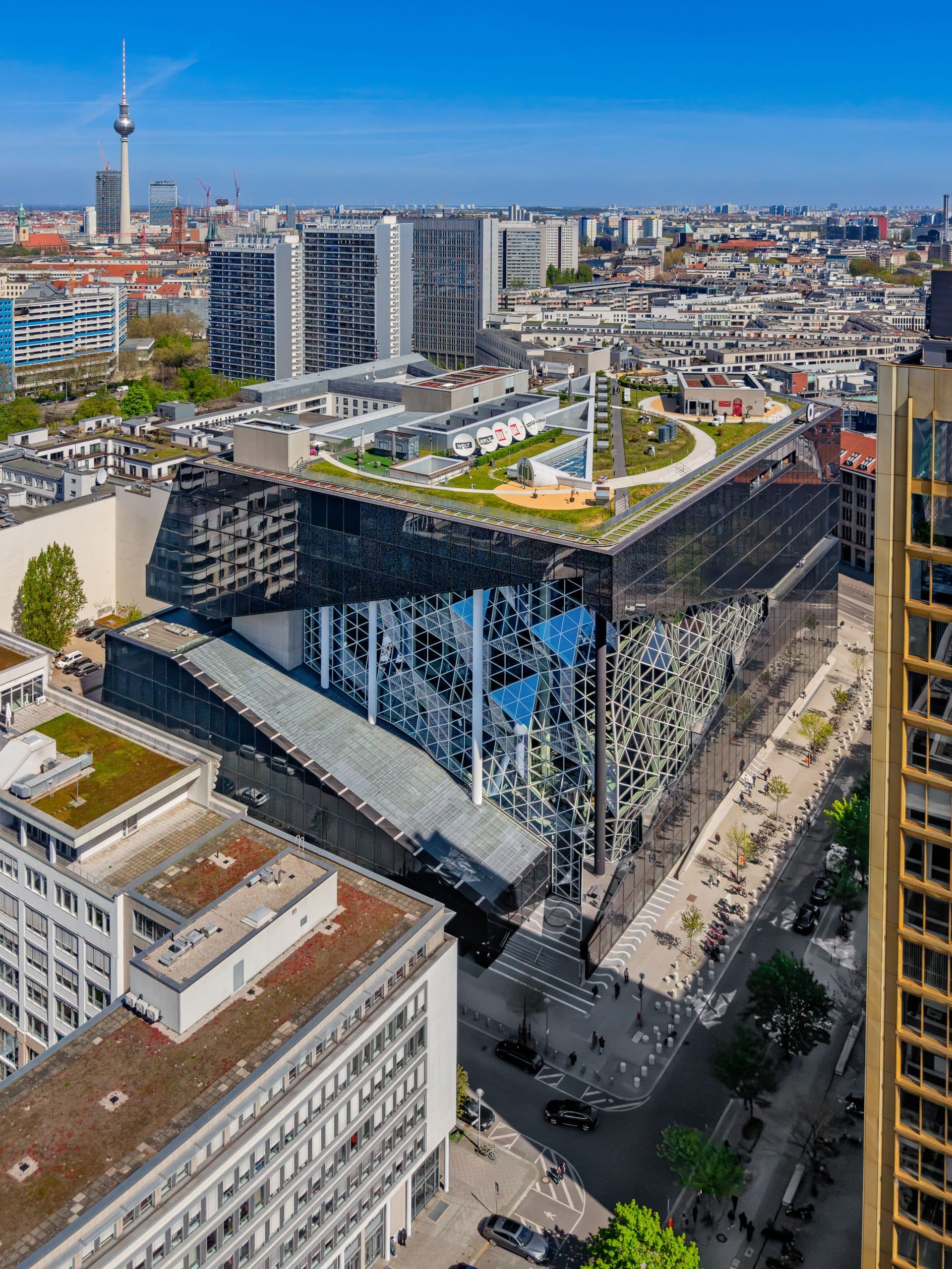 Luftaufnahme des Axel Springer Campus in Berlin-Mitte mit Blick über die Stadt
