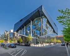 Architektur des Axel Springer Campus in Berlin mit gläserner Fassade